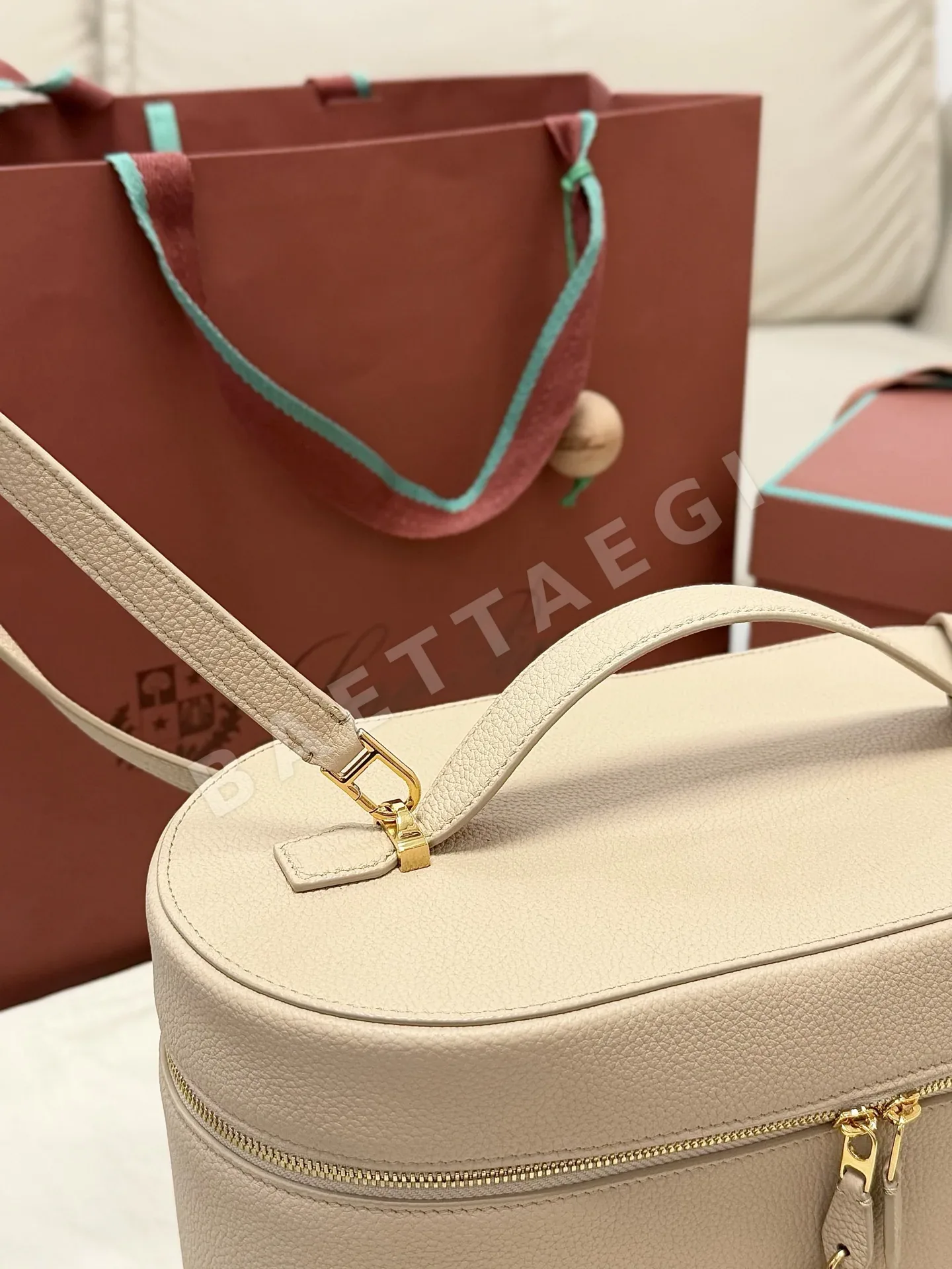 로로피아나 엑스트라 소프티 가죽 숄더백 상세 이미지 4