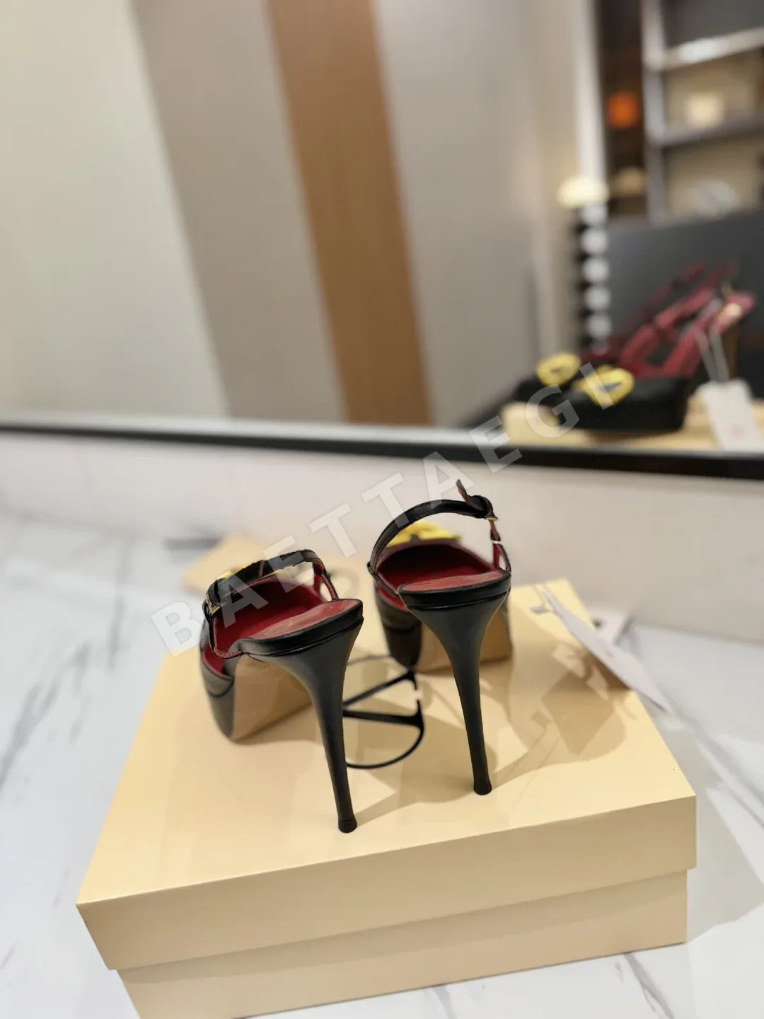 발렌티노 V 버클 뾰족코 샌들 상세 이미지 7