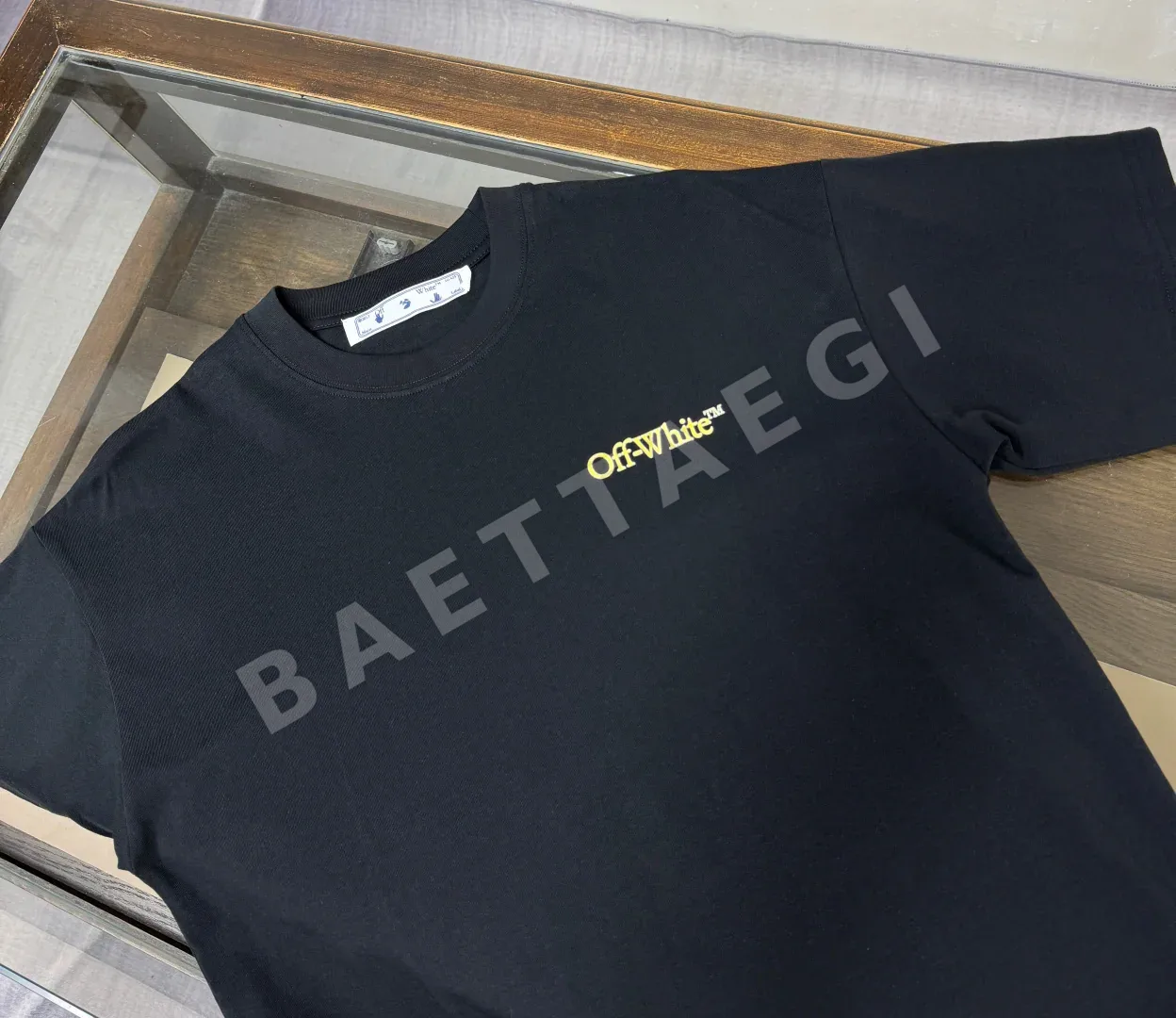 오프화이트 크루넥 남성 반팔 티셔츠 상세 이미지 4