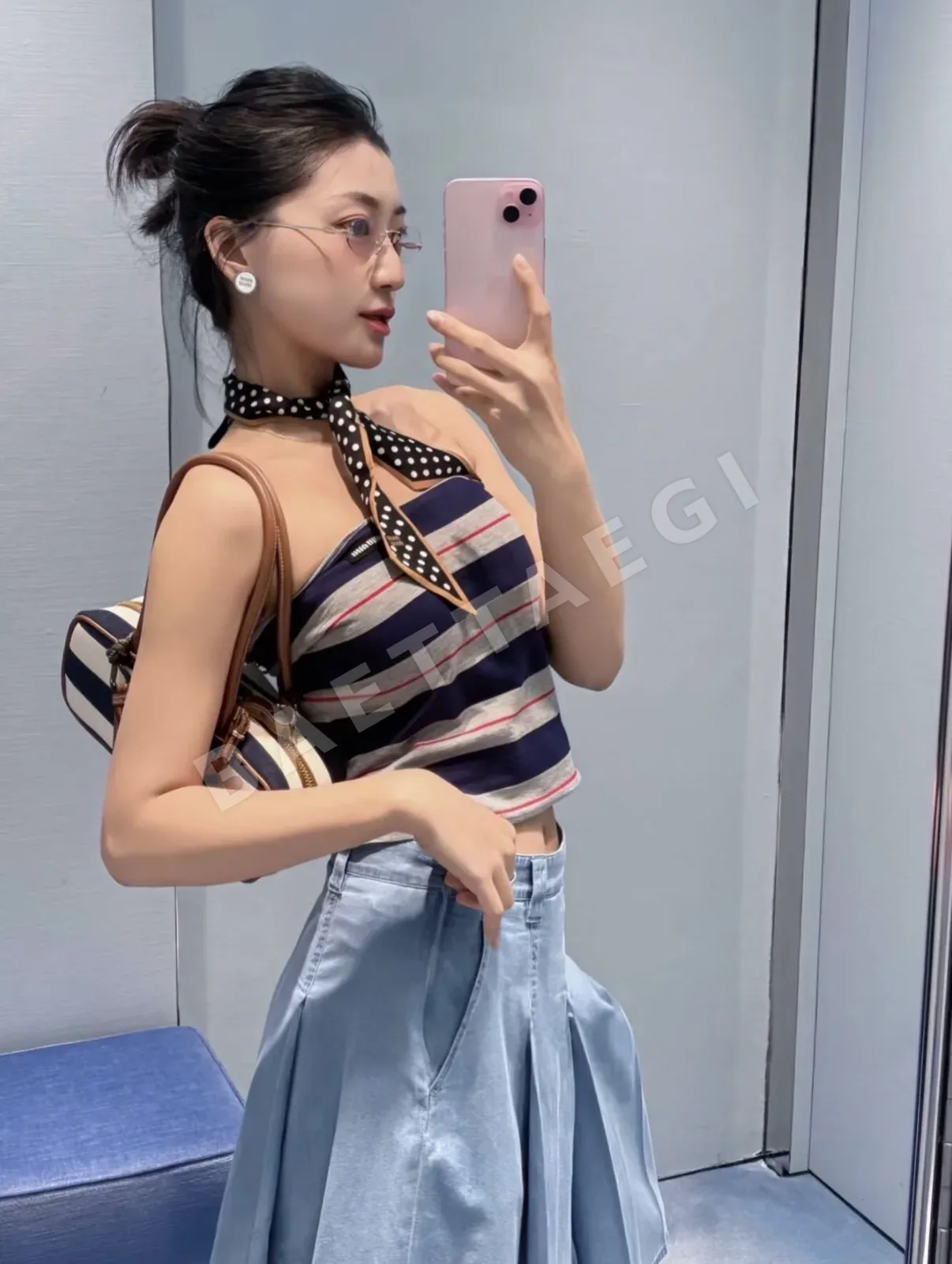미우미우 컬러 에나멜 메탈 원형 버튼 M자형 스터드 귀걸이 상세 이미지 3