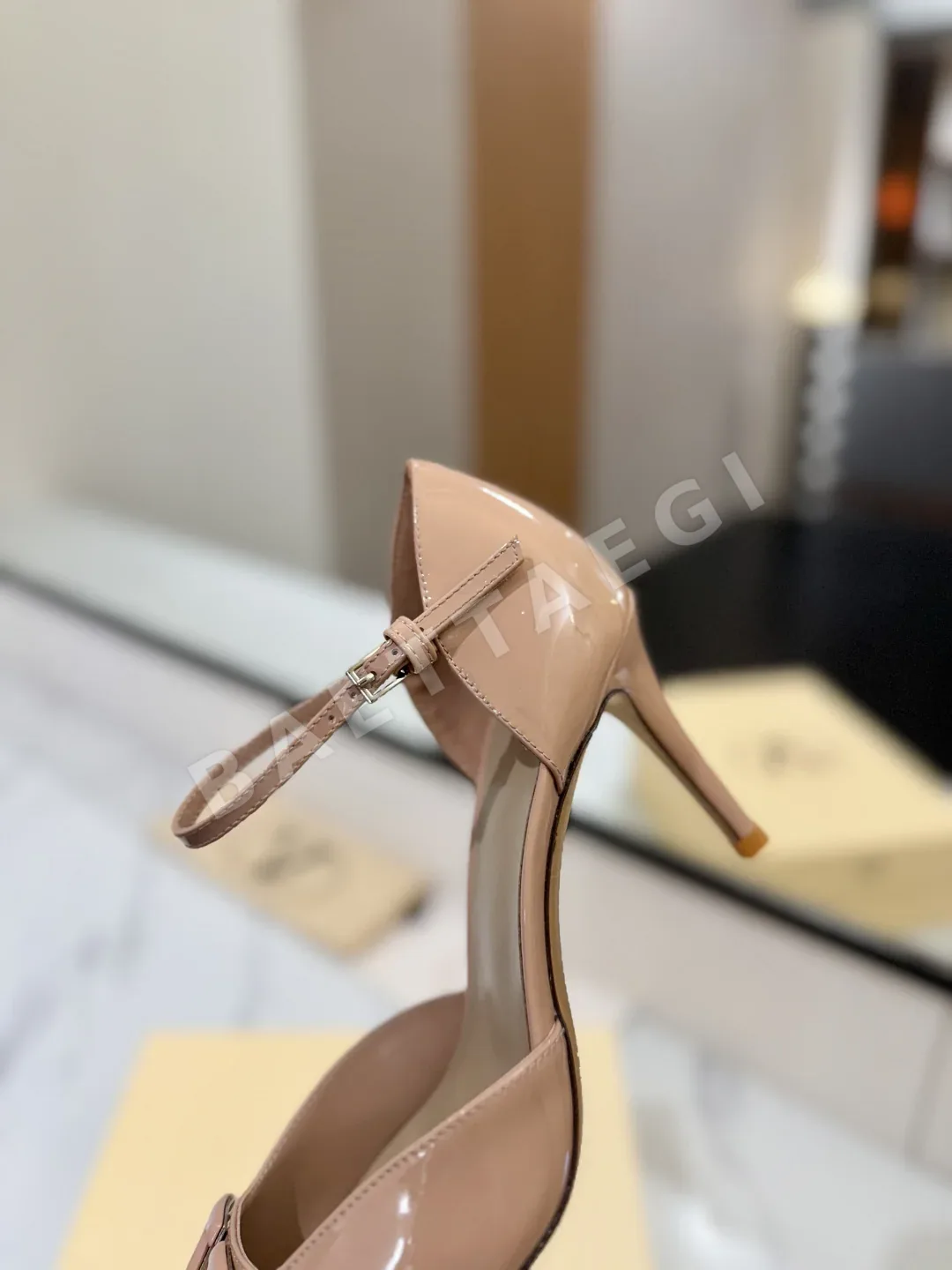 발렌티노 뾰족 앞코 하이힐 샌들 상세 이미지 8