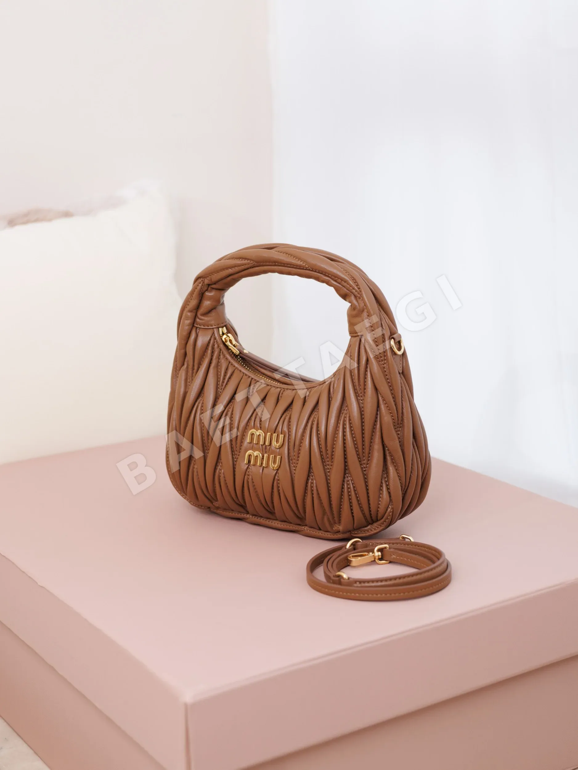 미우미우 코냑 레더 스몰 핸드백 상세 이미지 2
