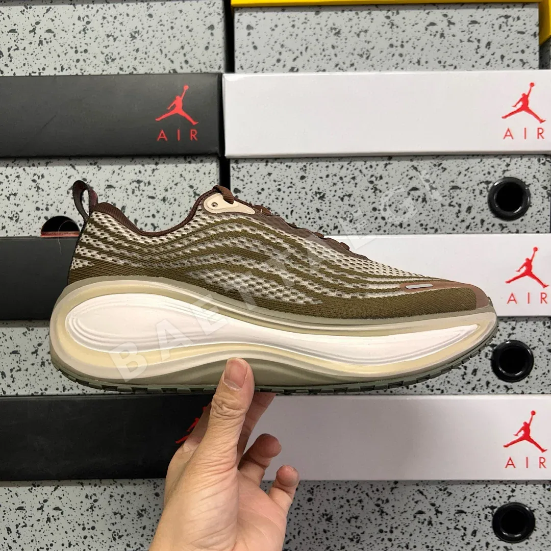 나이키 [XY] 보메로 플러스 IQ4482-001 201247 Nike Vomero Plus Caldera Brown Dark Field 상세 이미지 2