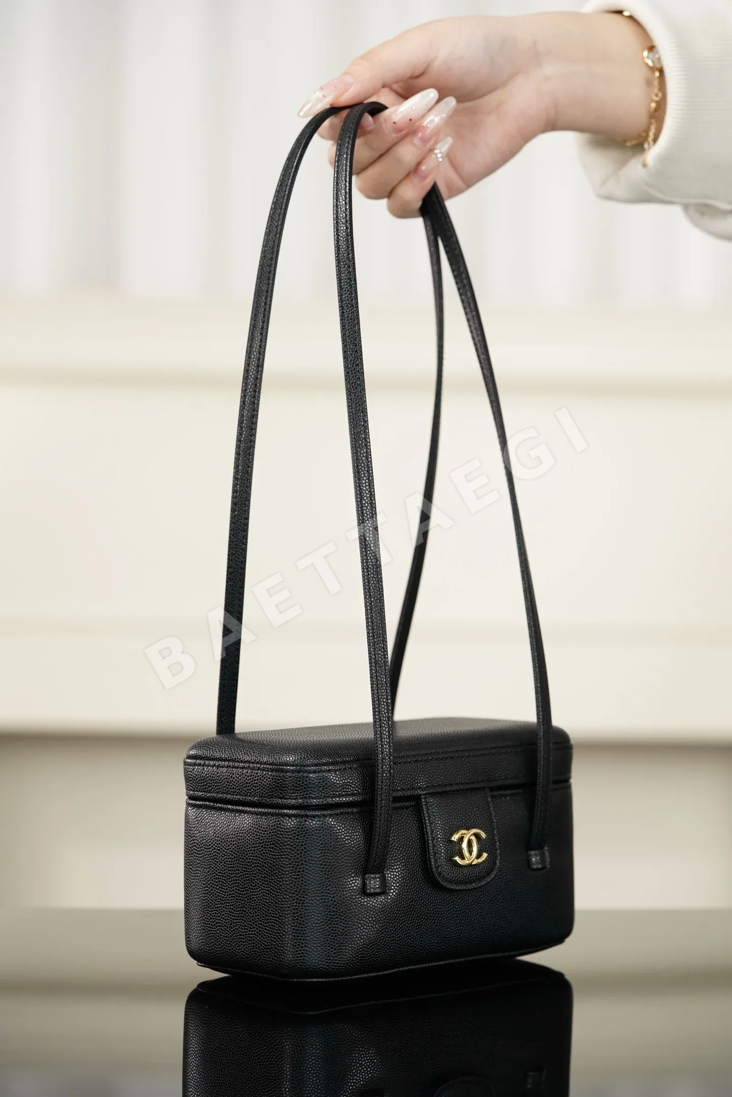 샤넬 26P 캐비어 베니티백 블랙 금장 롱 스트랩 26P 상세 이미지 4