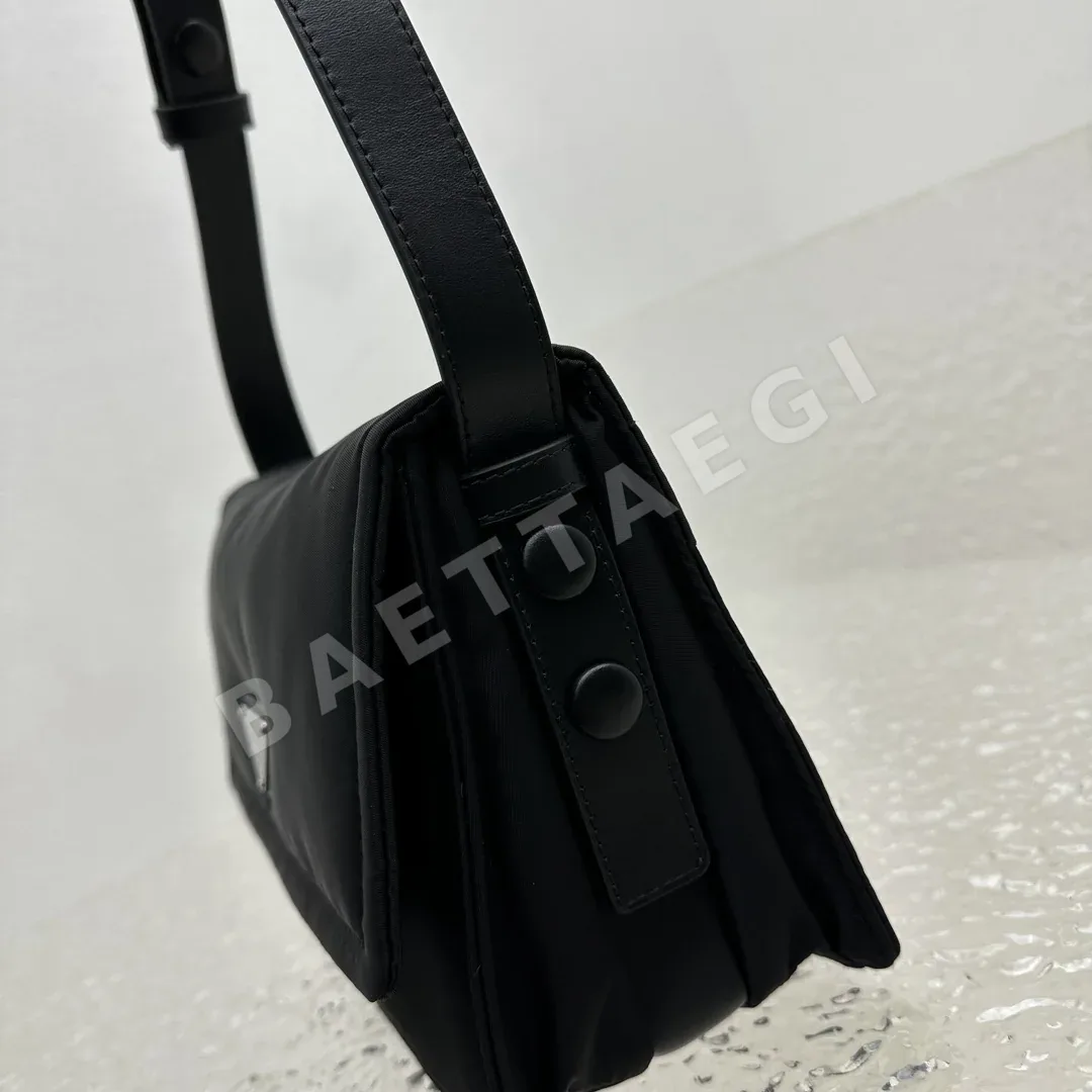 프라다 미니 나일론 삼각 로고 메신저백 상세 이미지 7
