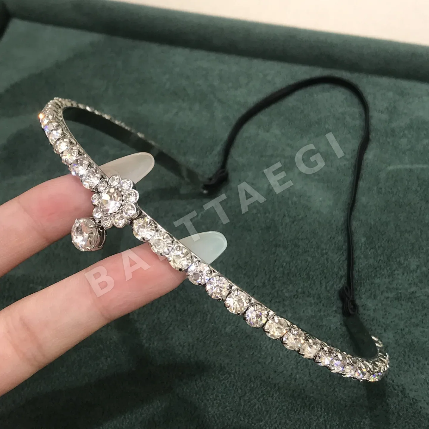미우미우 다이아몬드 장식 초커 목걸이 상세 이미지 4
