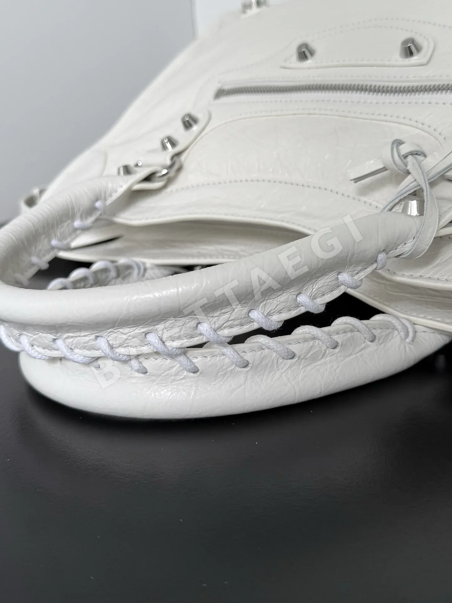 발렌시아가 스터드 장식 가죽 숄더백 상세 이미지 4