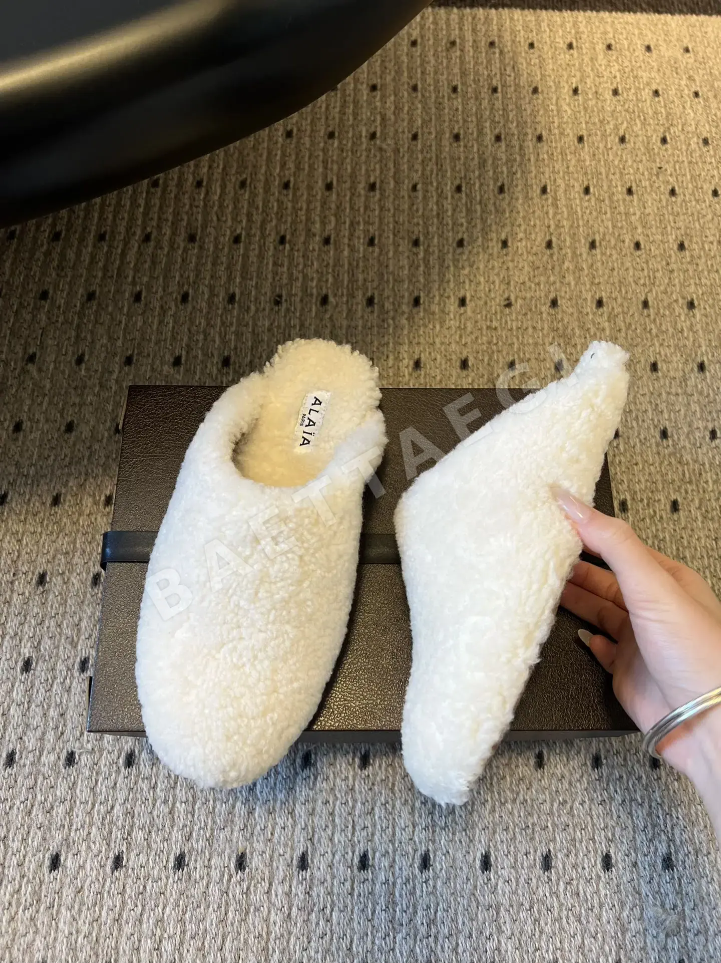 알라이아 울 퍼 장식 뮬 상세 이미지 3