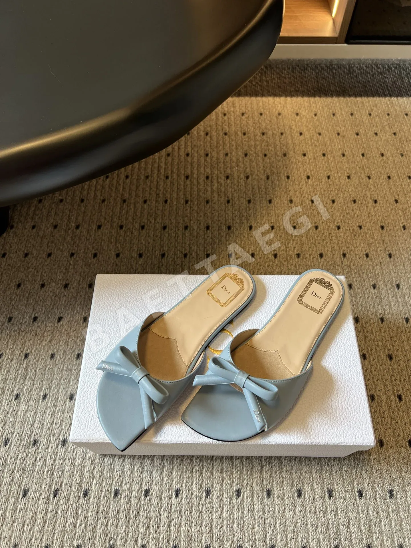 디올 리본 장식 플랫 샌들 상세 이미지 2
