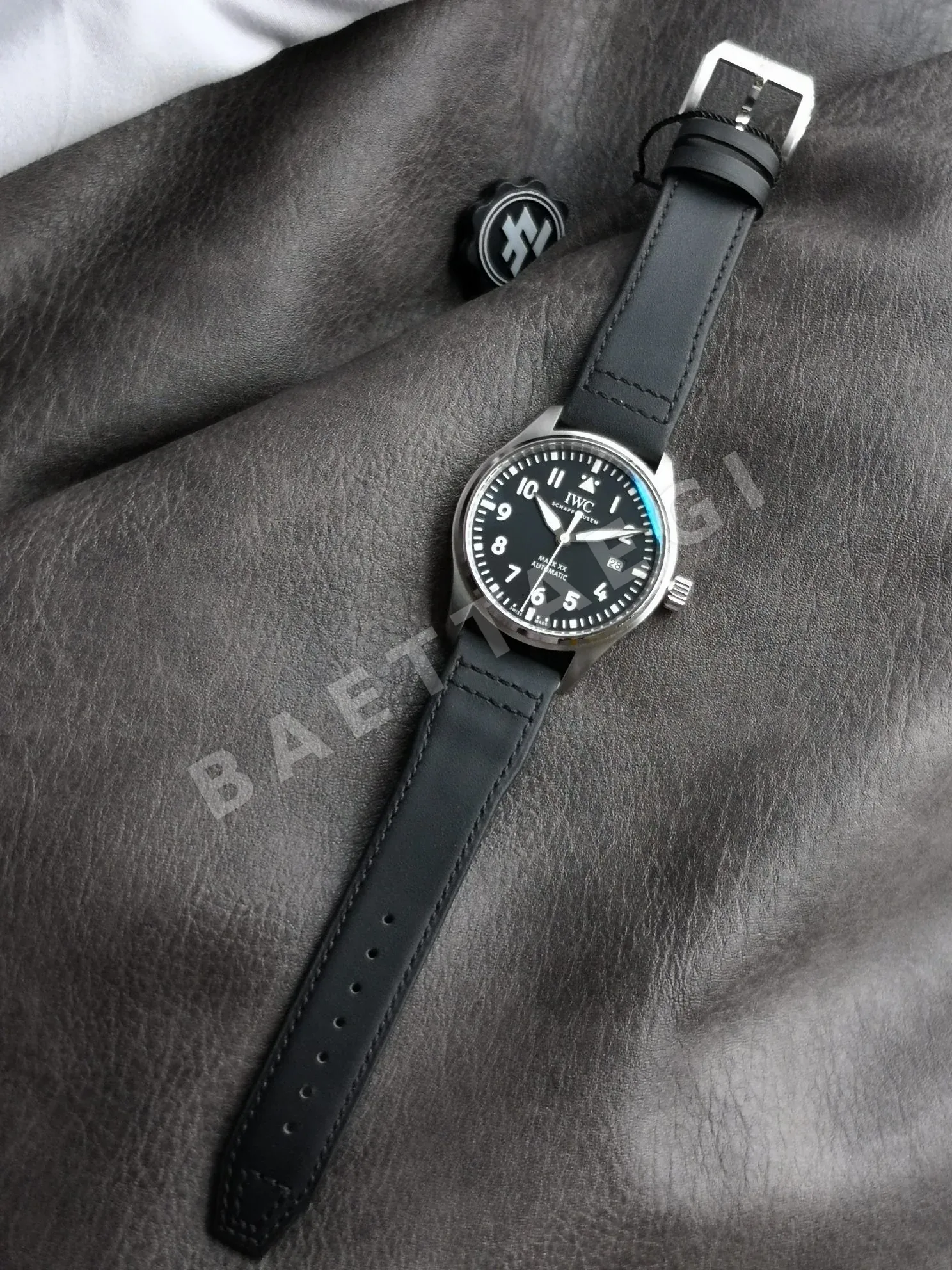 IWC 파일럿 블랙 다이얼 자동 시계 상세 이미지 5