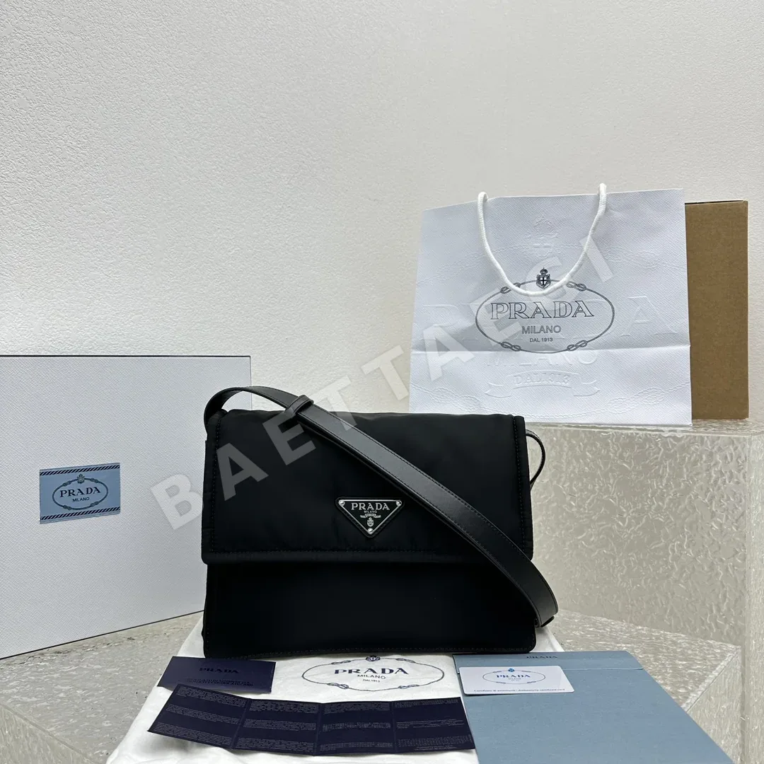 프라다 나일론 삼각 로고 메신저백 136593