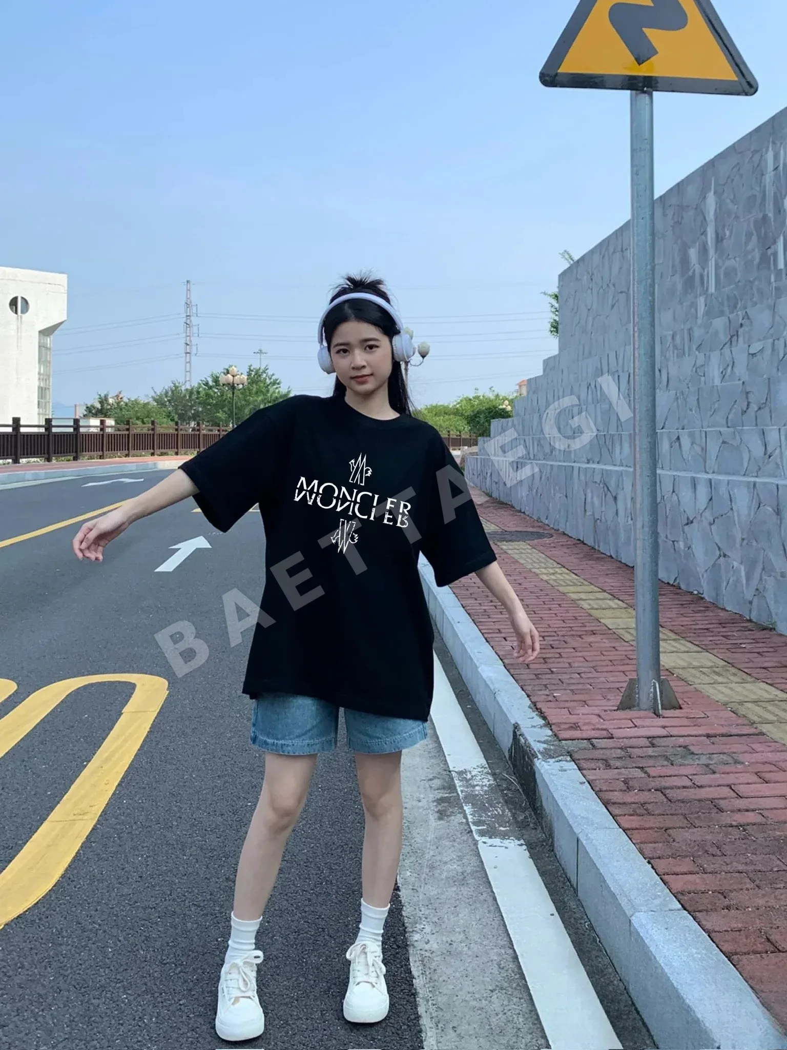 몽클레르 반사 로고 여성 반팔 티셔츠 상세 이미지 6