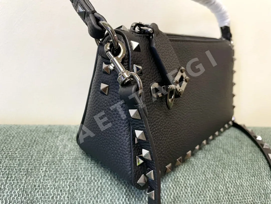 발렌티노 가라바니 락스터드 카프스킨 크로스백 상세 이미지 4
