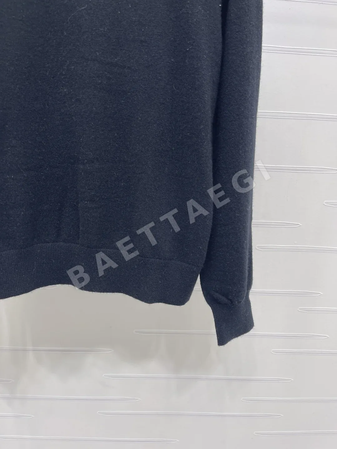 샤넬 메탈 버튼 장식 하이넥 여성 니트 상세 이미지 6