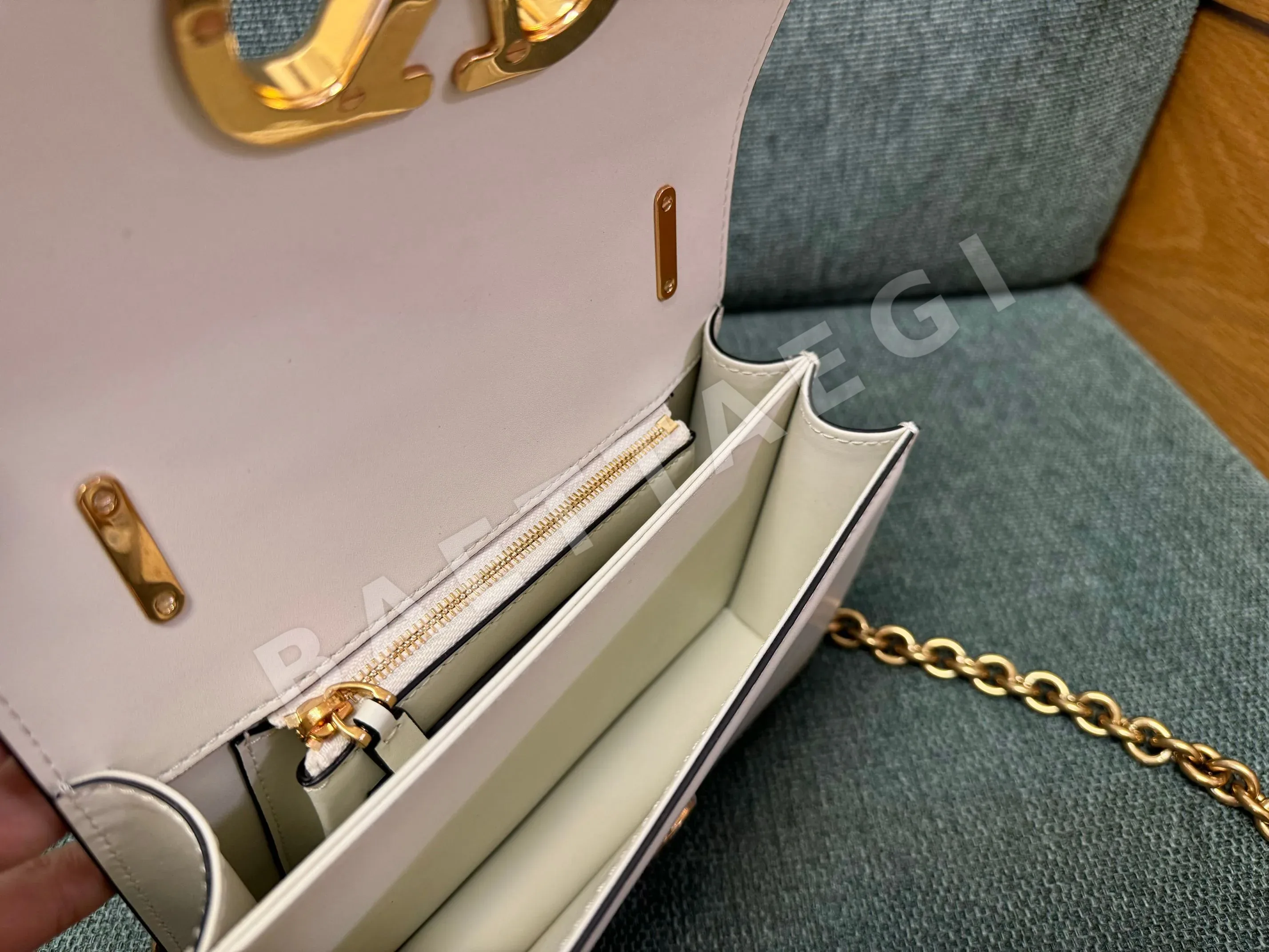 발렌티노 V로고 카프스킨 숄더백 상세 이미지 8