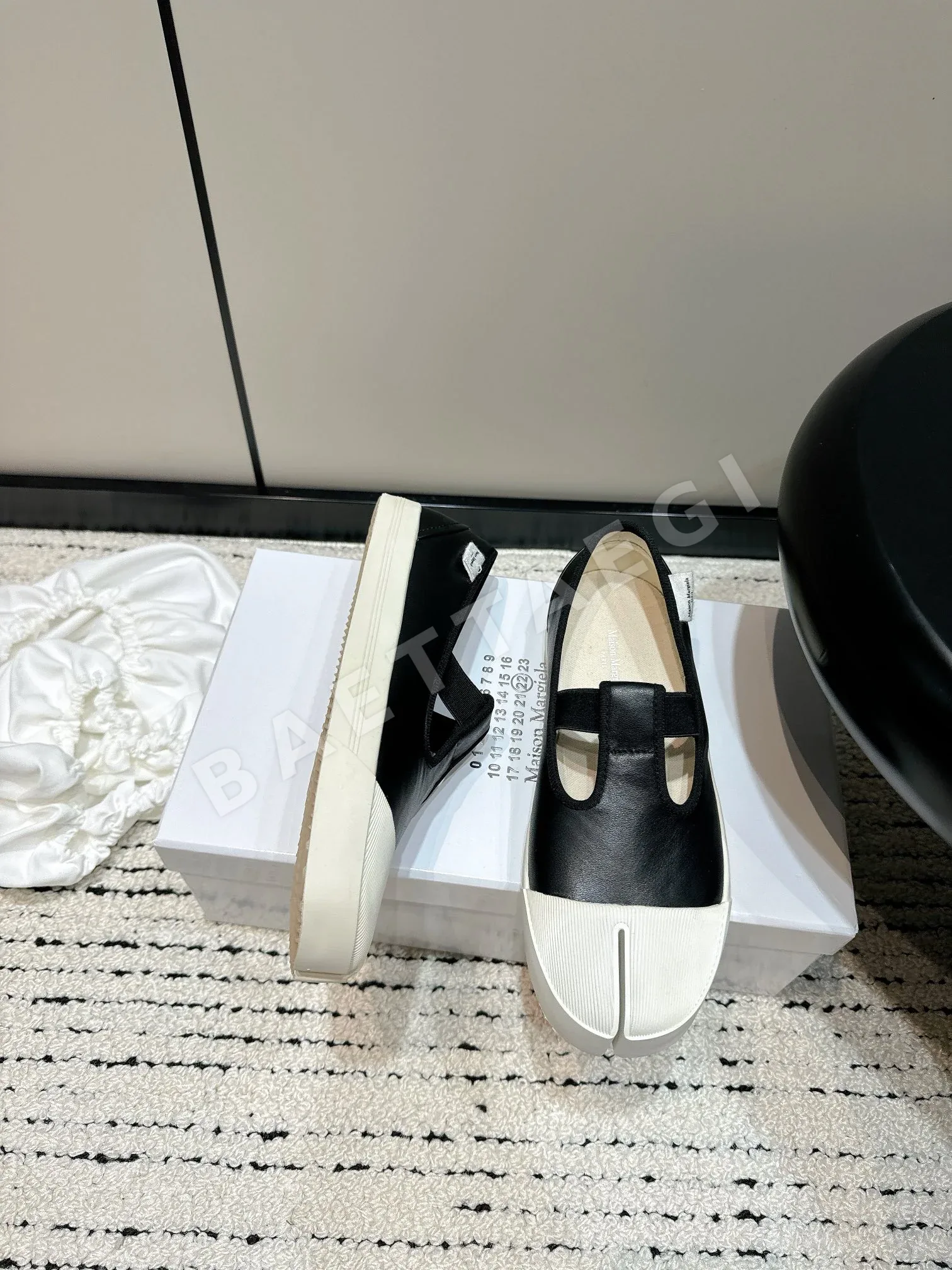 마르지엘라 갈라진 앞코 스트랩 가죽 스니커즈 9086 상세 이미지 3