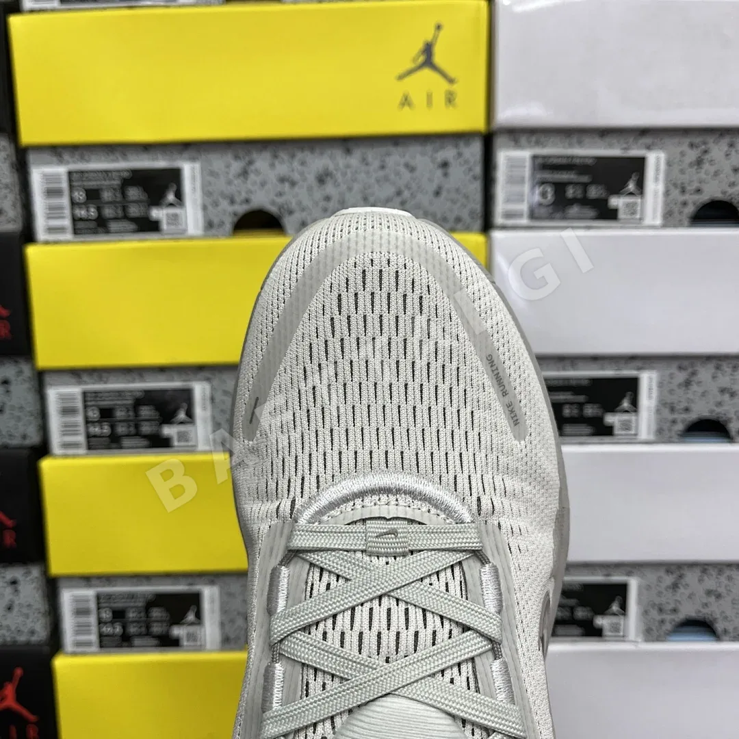 나이키 줌 보메로 18 HM6804-003 201107 Nike Zoom Vomero 18 상세 이미지 11