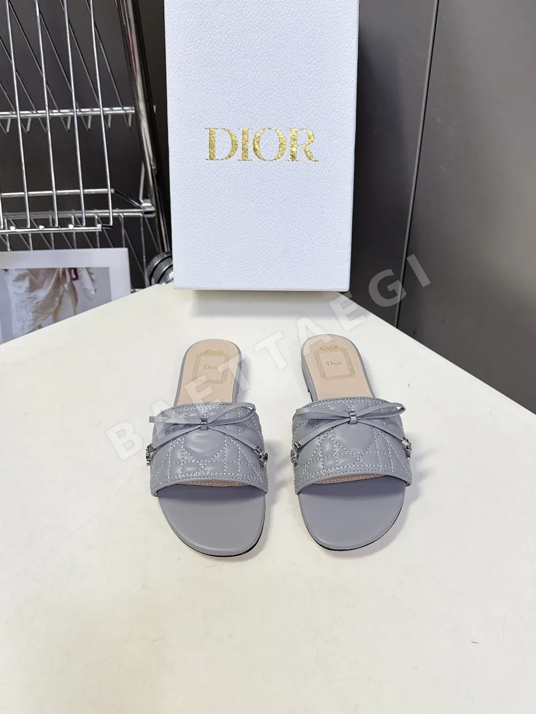디올 리본 장식 퀼팅 플랫 샌들 98564