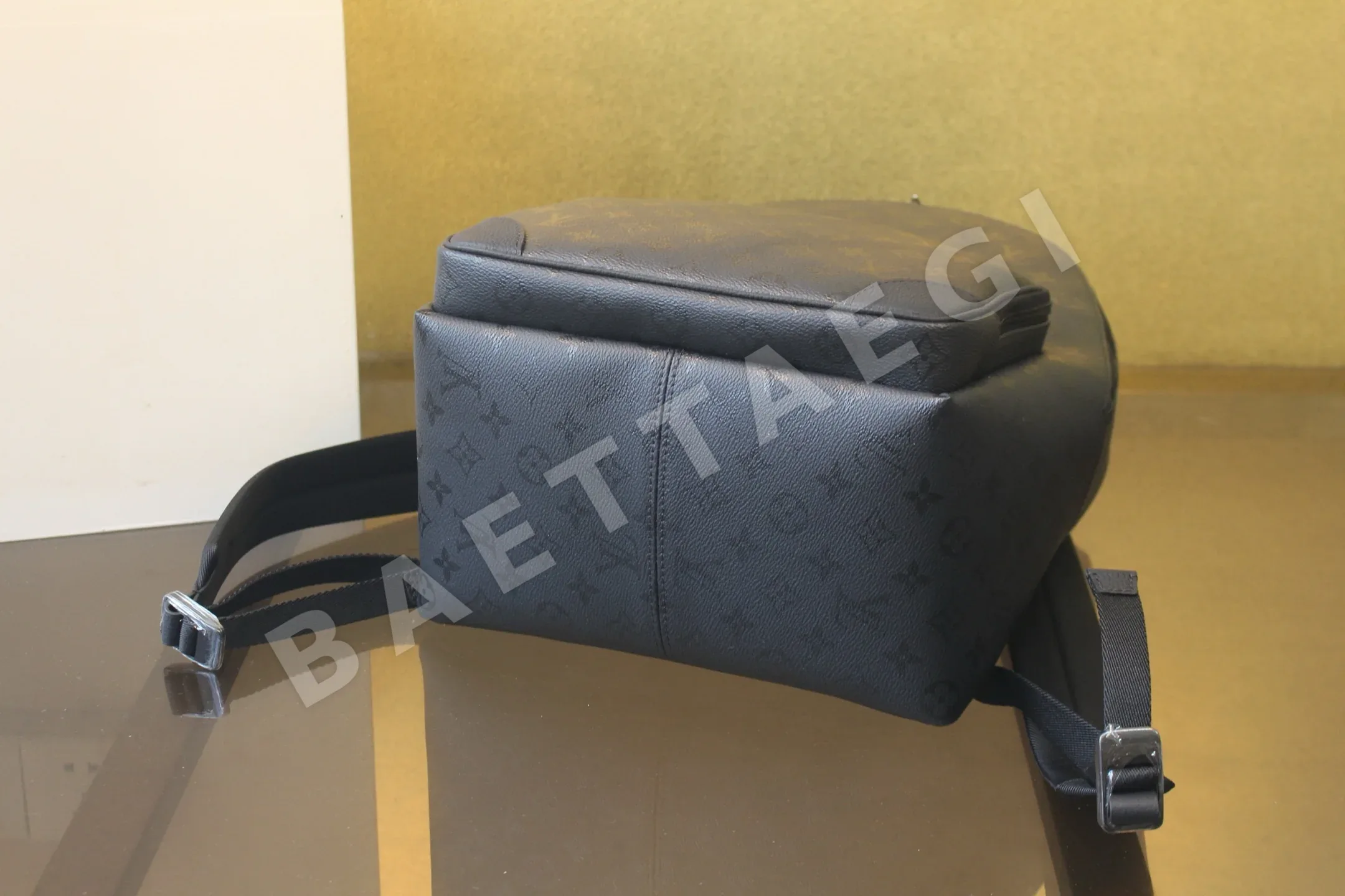 루이비통 디스커버 카고 모노그램 미드나이트 캔버스 가방 M26765 상세 이미지 3