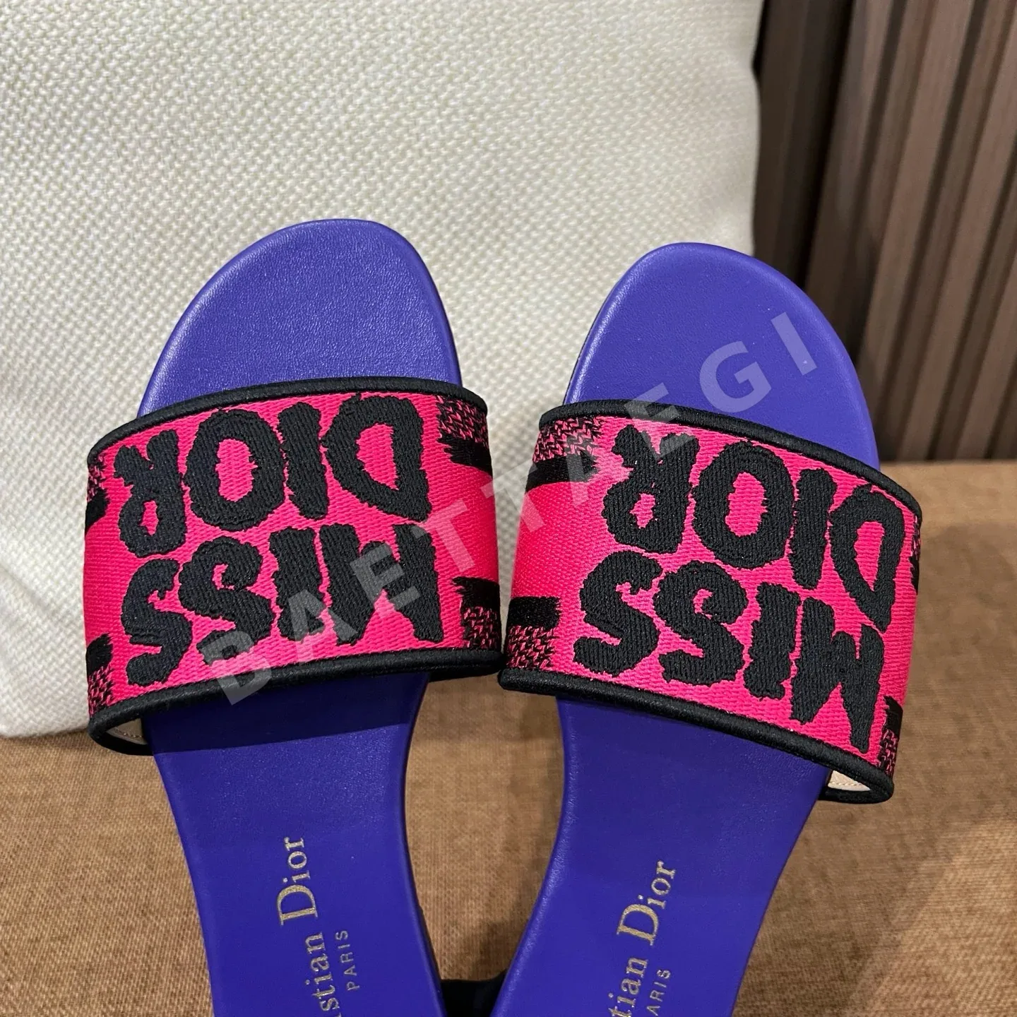 디올 자수 캔버스 샌들 상세 이미지 8