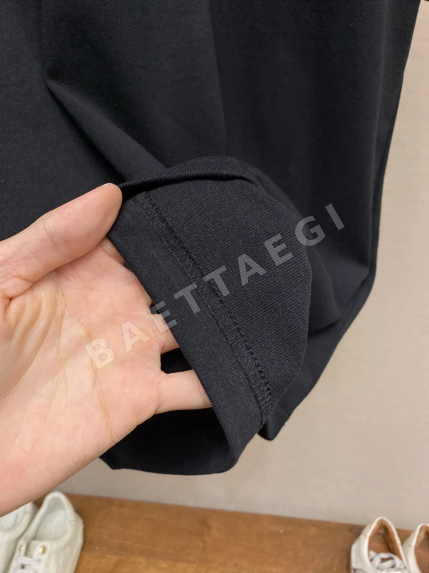 루이비통 스터드 그라데이션 로고 남성 반팔 티셔츠 상세 이미지 6
