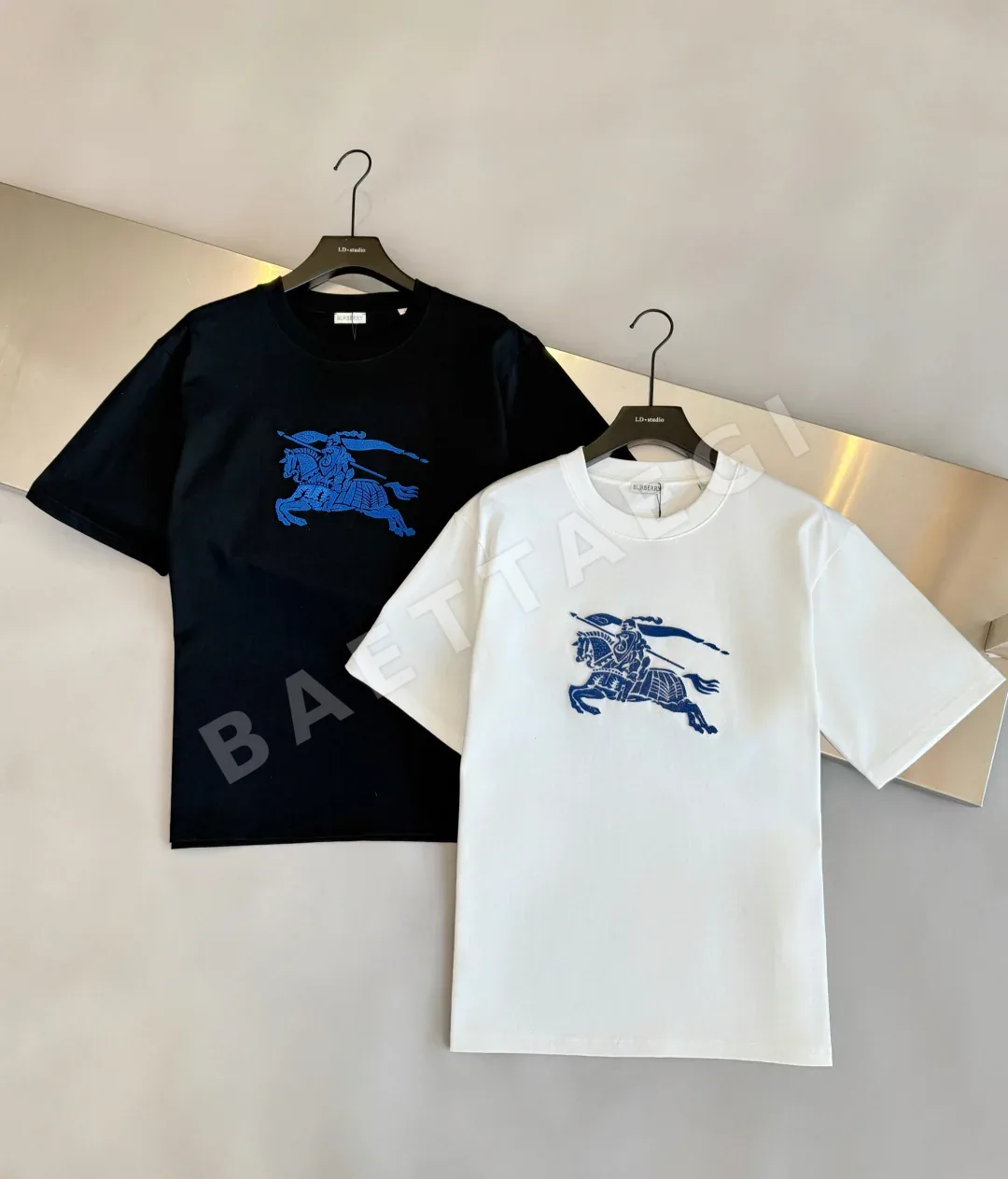 버버리 워호스 발린다 자수 남성 반팔 티셔츠 49340