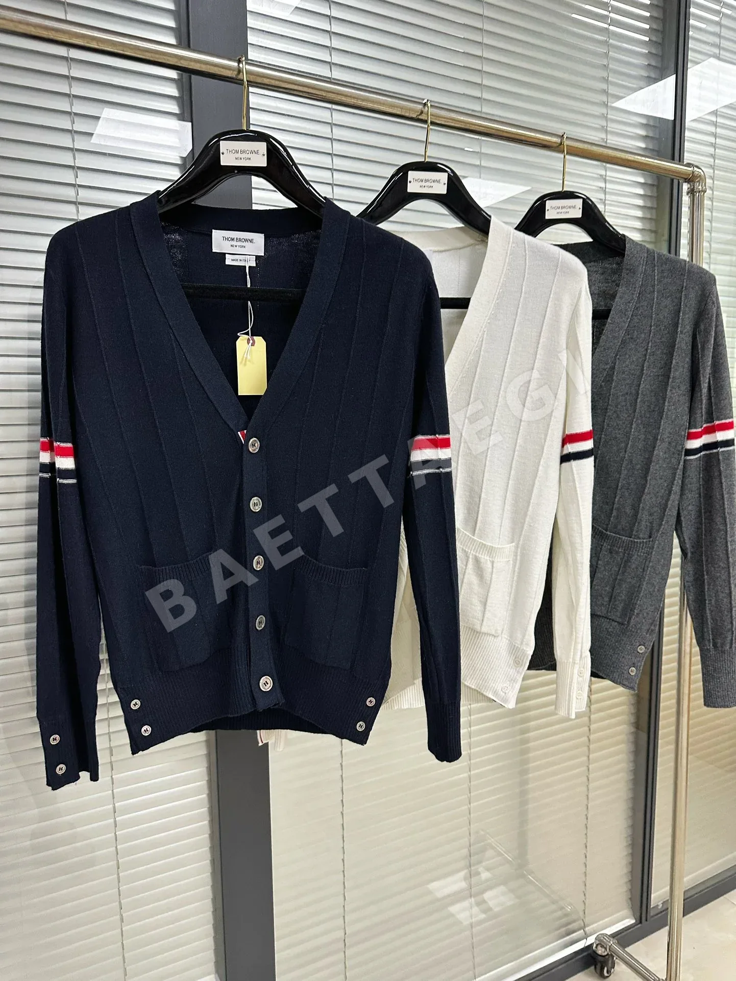 톰브라운 트리코로어 소매 리버스 케이블 가디건 상세 이미지 2