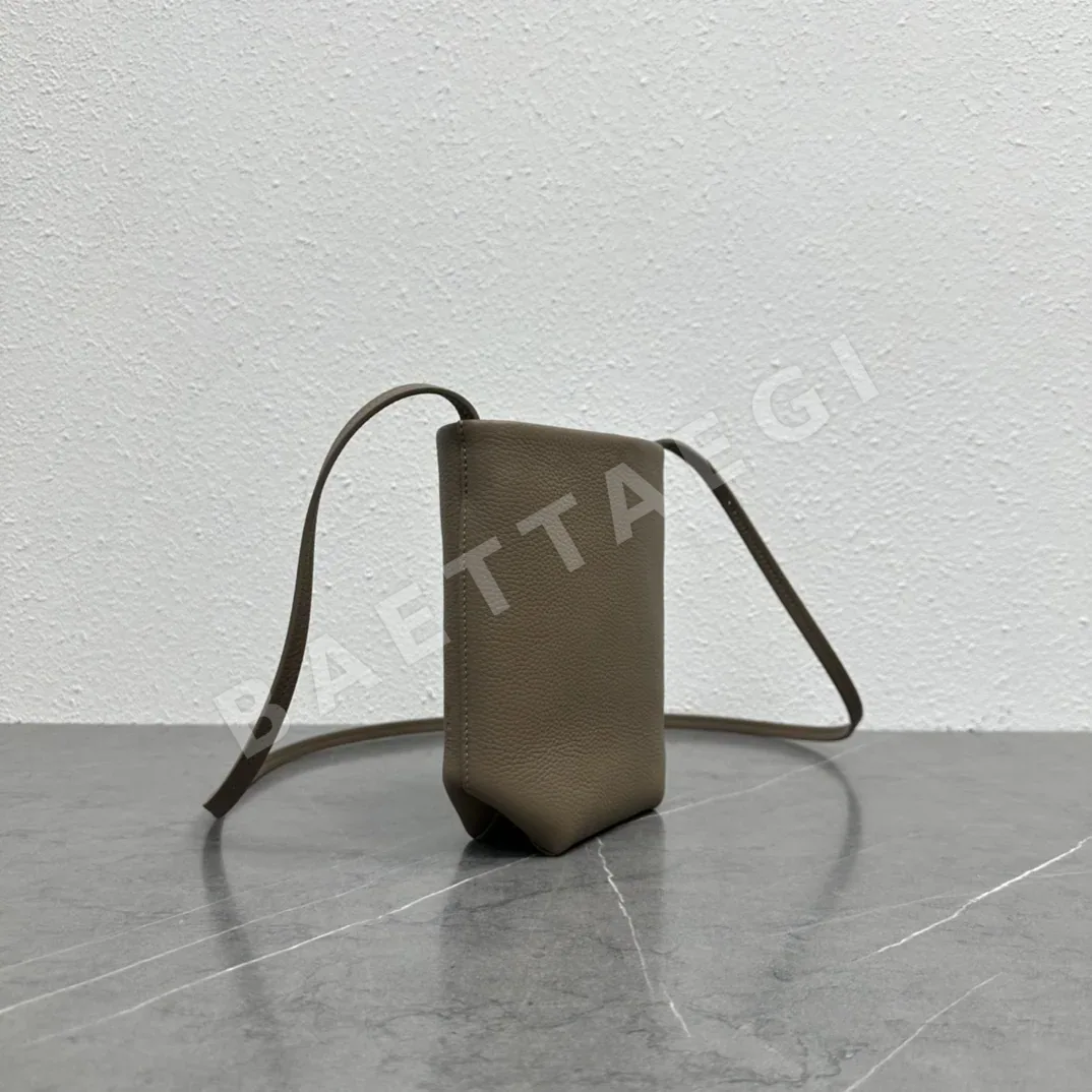 더로우 미니 크로스바디 가죽 가방 상세 이미지 2