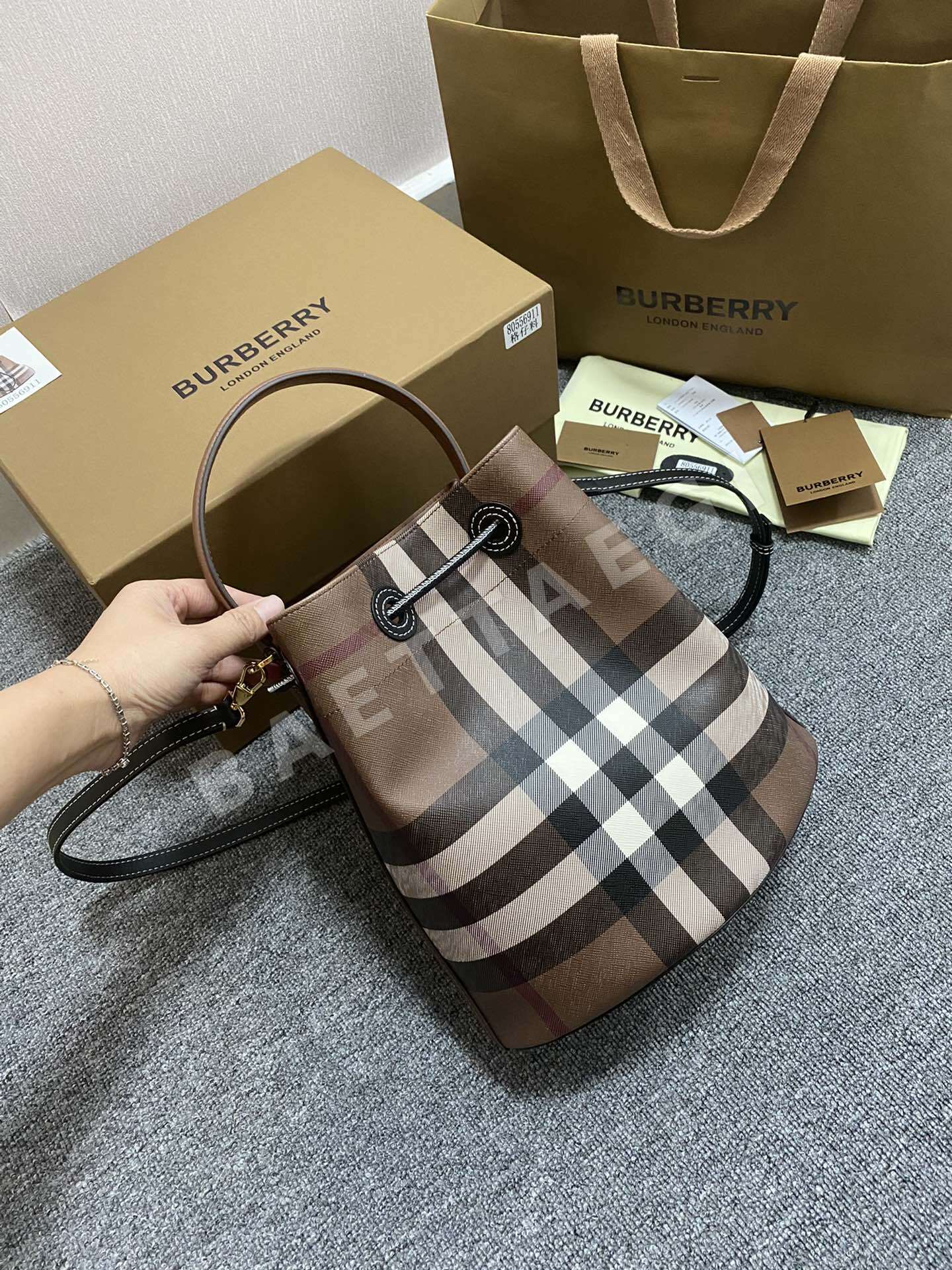 버버리 버치우드 브라운 버킷백 상세 이미지 4