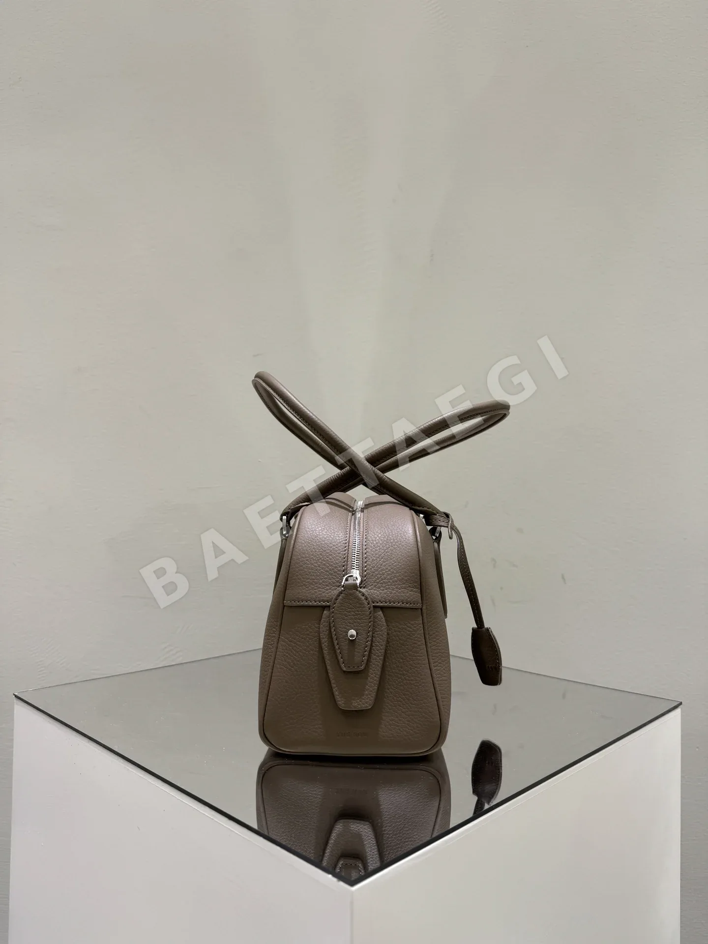 더로우 크레인 가죽 롱 핸들 가방 상세 이미지 3