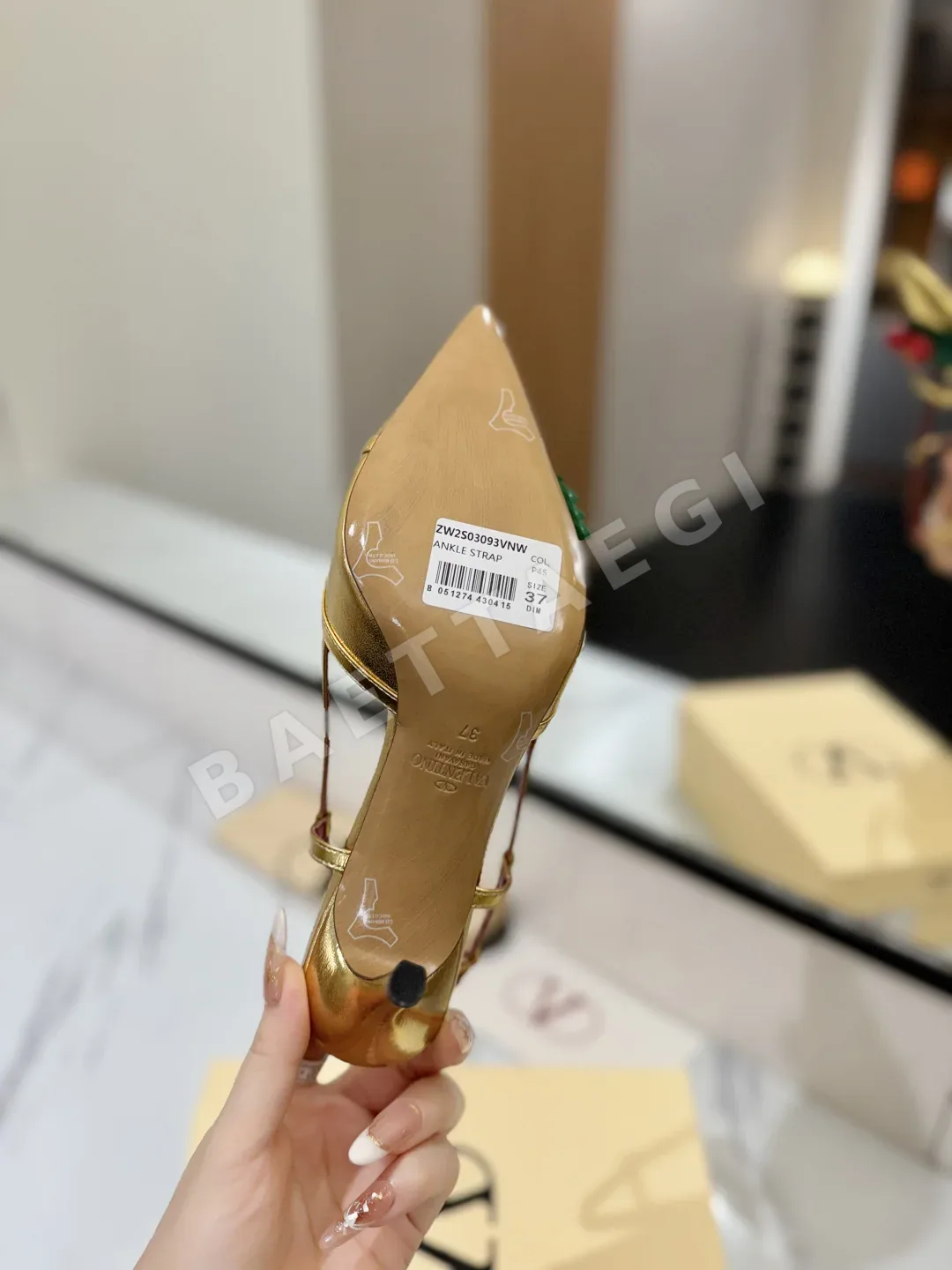 발렌티노 브론즈 V 버클 샌들 상세 이미지 9