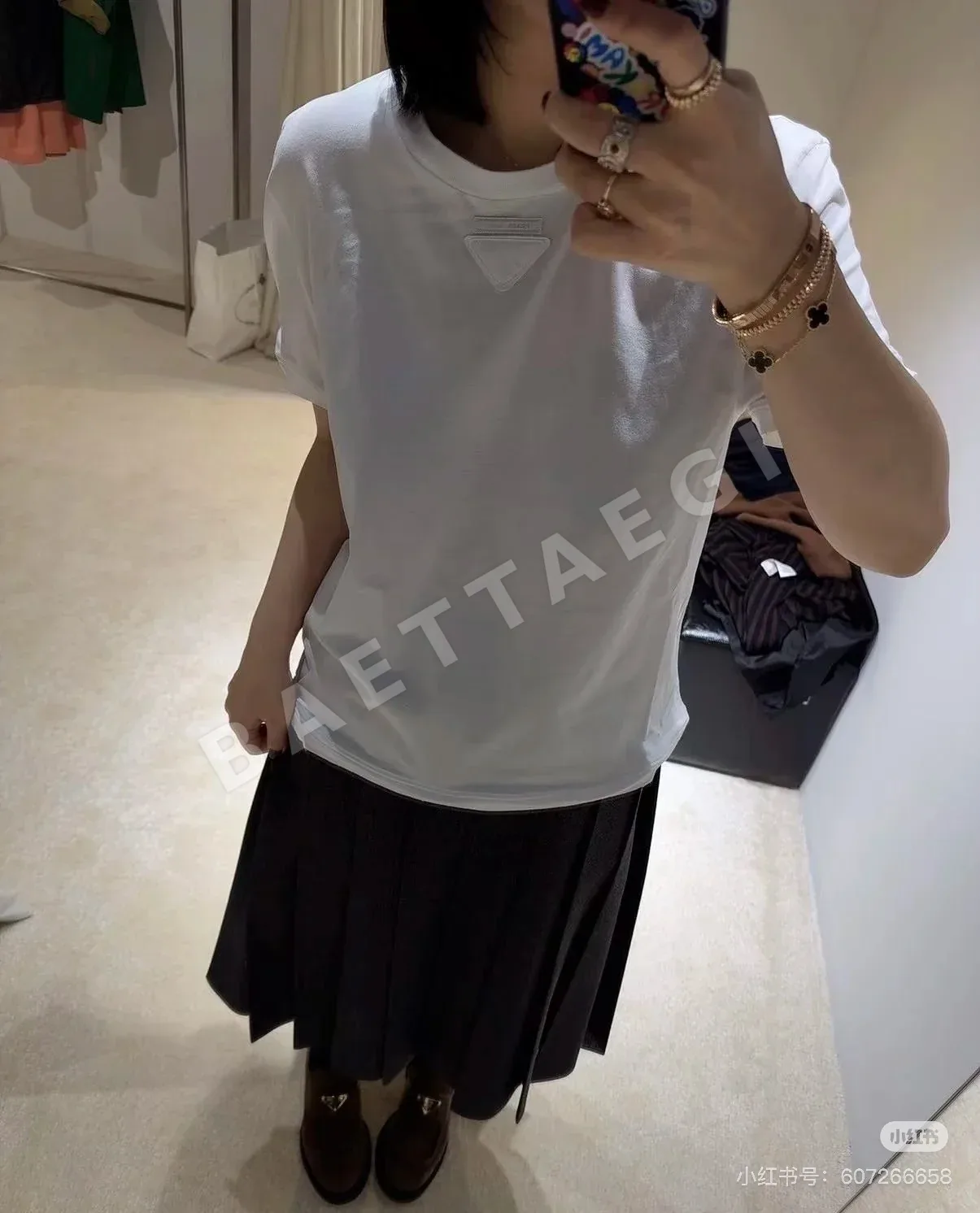 프라다 레터 로고 3D 엠보싱 반팔 티셔츠 상세 이미지 6