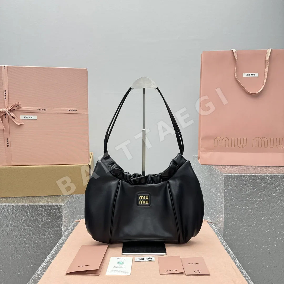 미우미우 램스킨 만두 주름 숄더백 68205