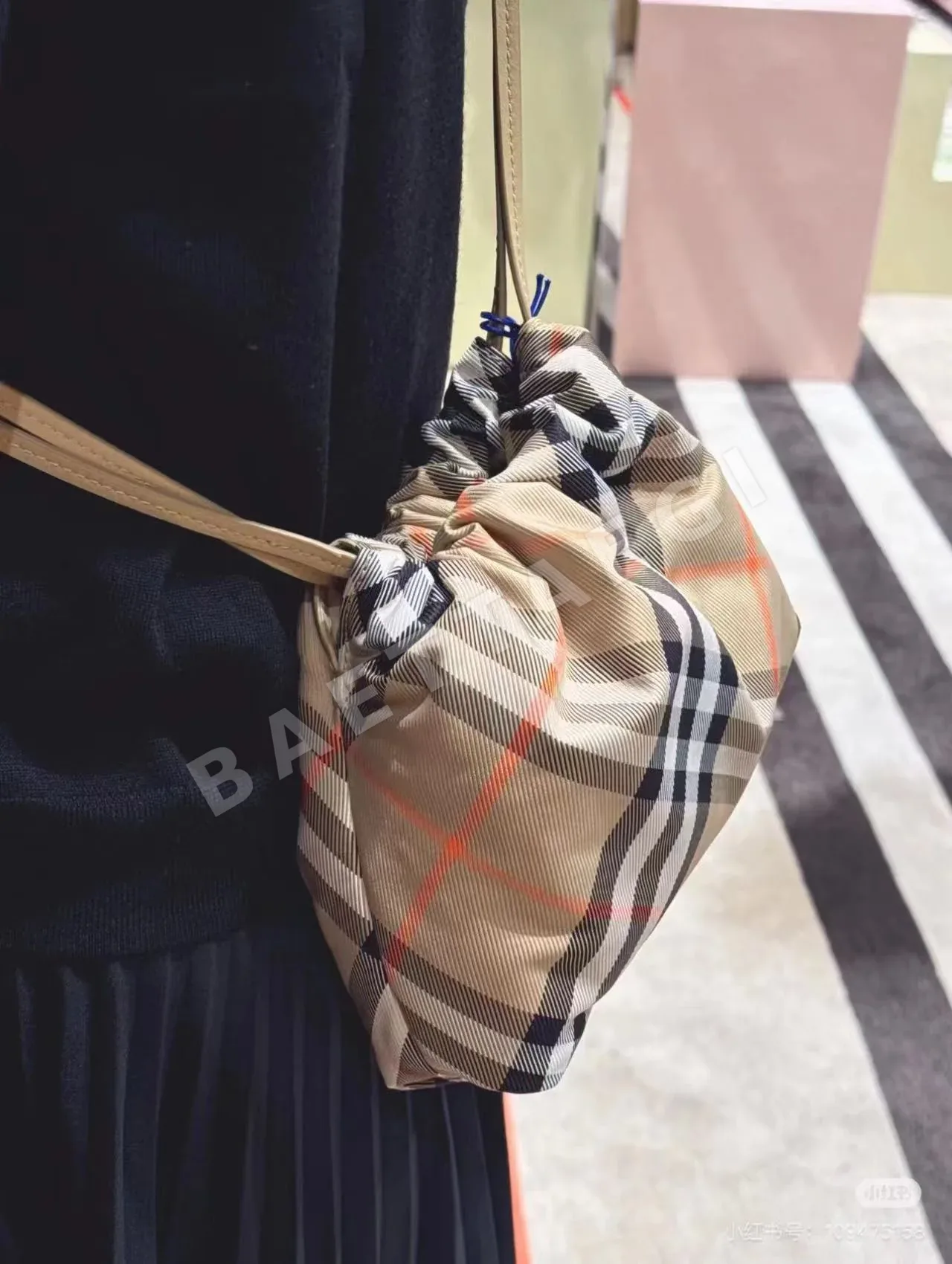 버버리 조임식 행운 주머니 가방 상세 이미지 7