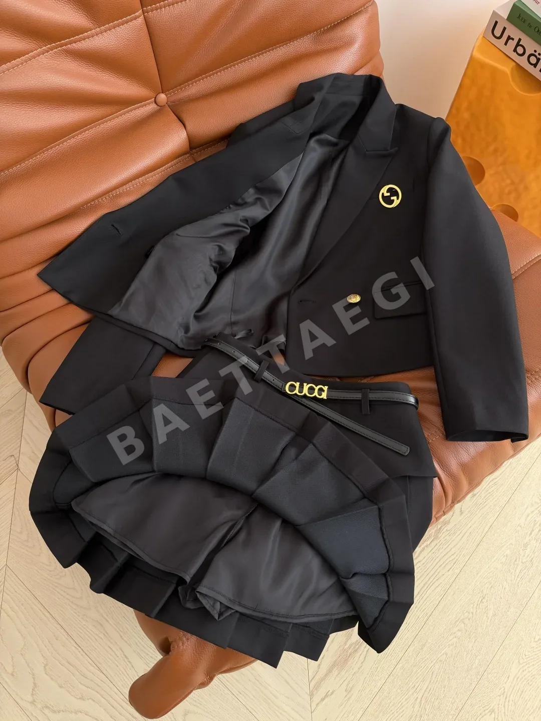 구찌 더블 G 브로치 블레이저와 비대칭 플리츠 스커트 세트 상세 이미지 6