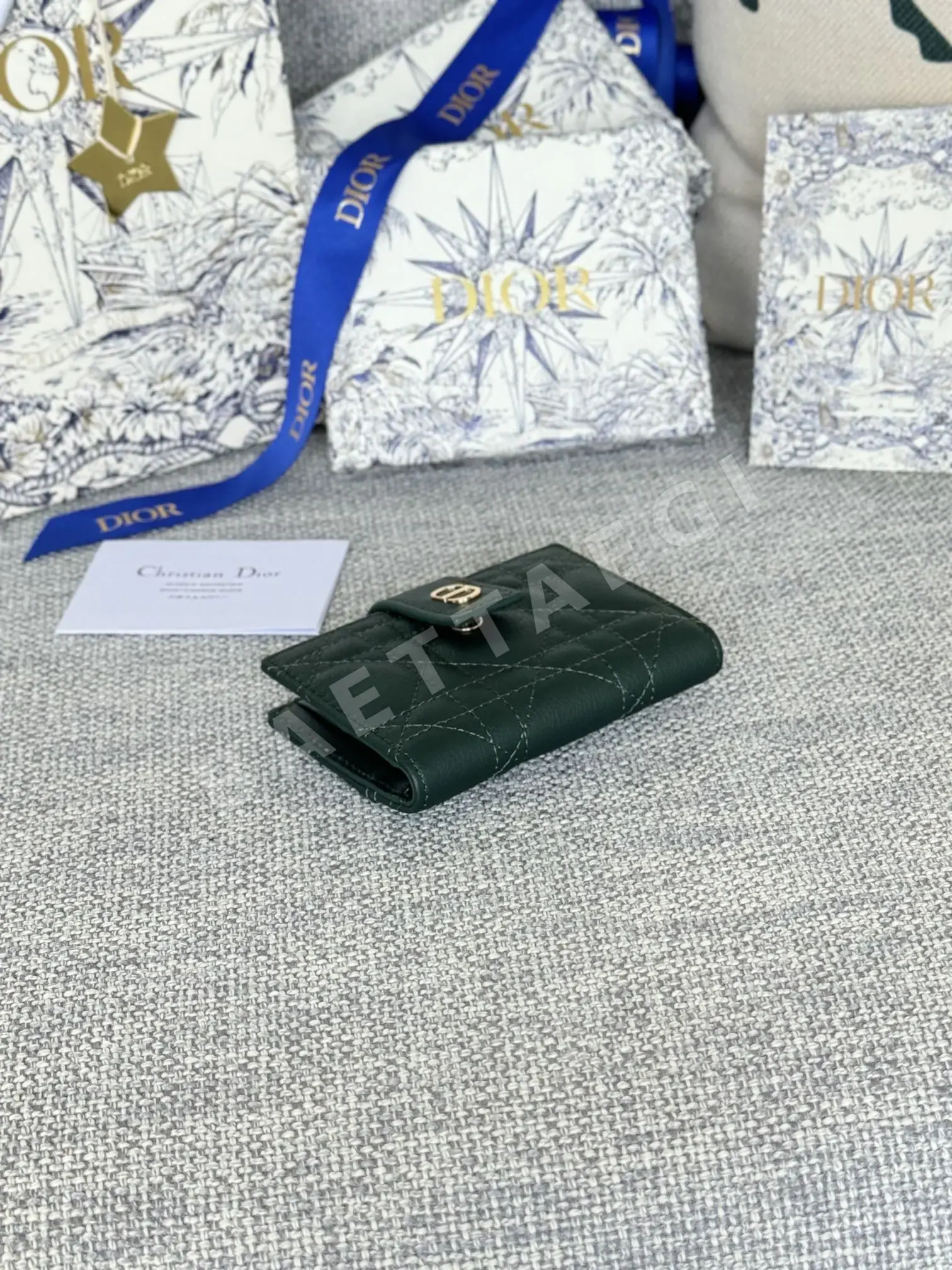 디올 카로 민들레 가죽 2단 반지갑 상세 이미지 3