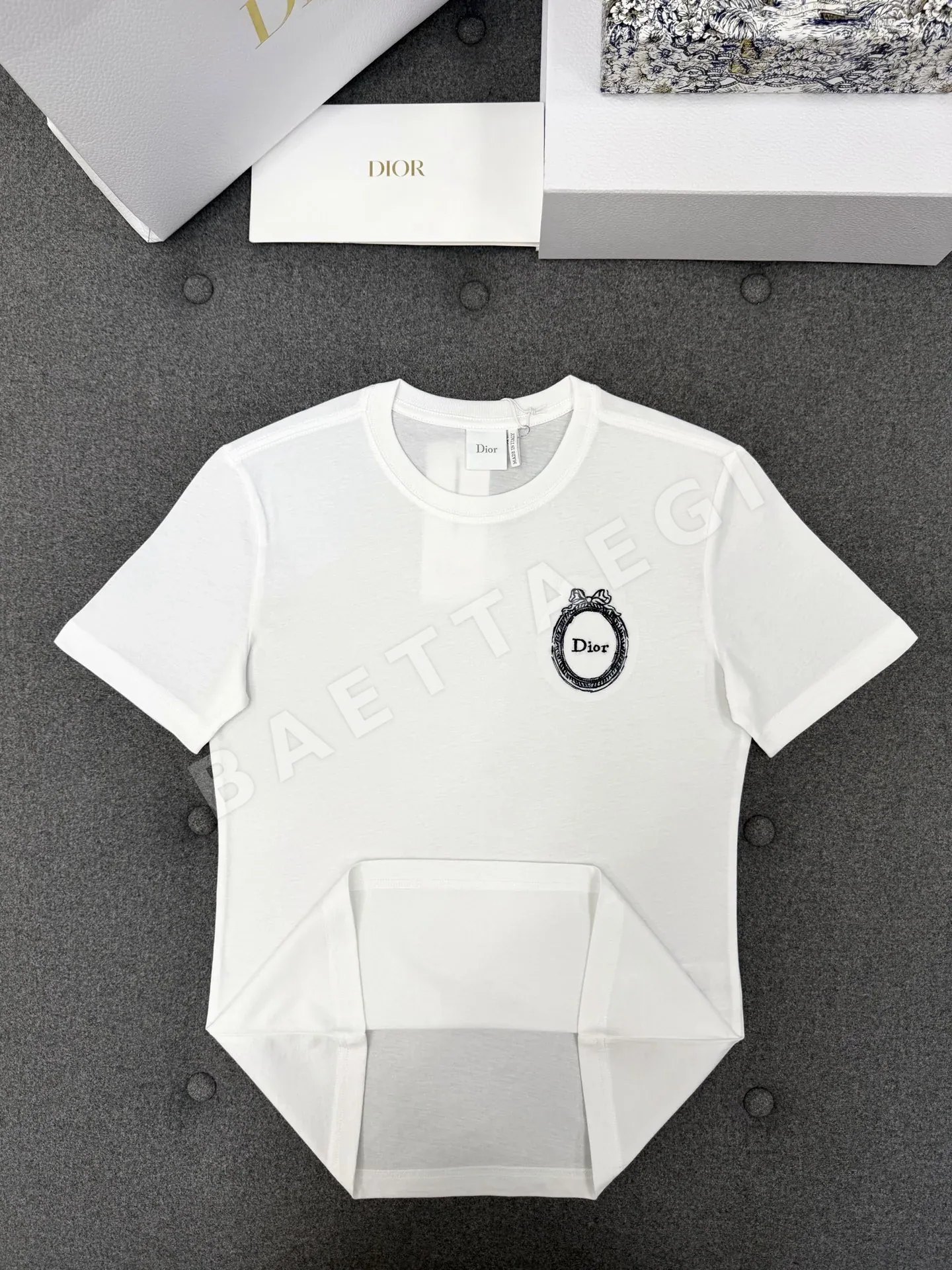 디올 화이트 코튼 자수 반팔 티셔츠 상세 이미지 3