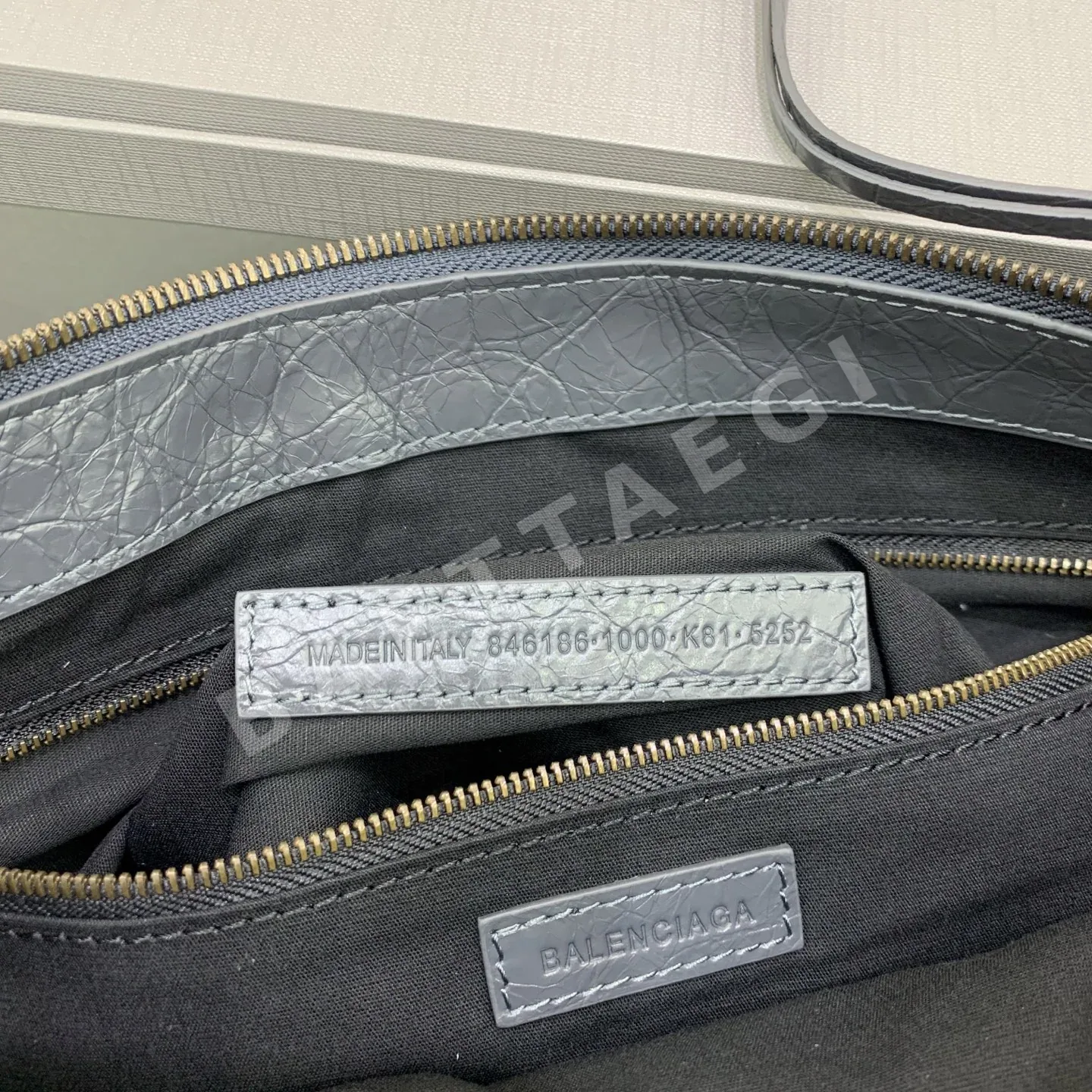 발렌시아가 르 시티 모토 크로스바디백 상세 이미지 8