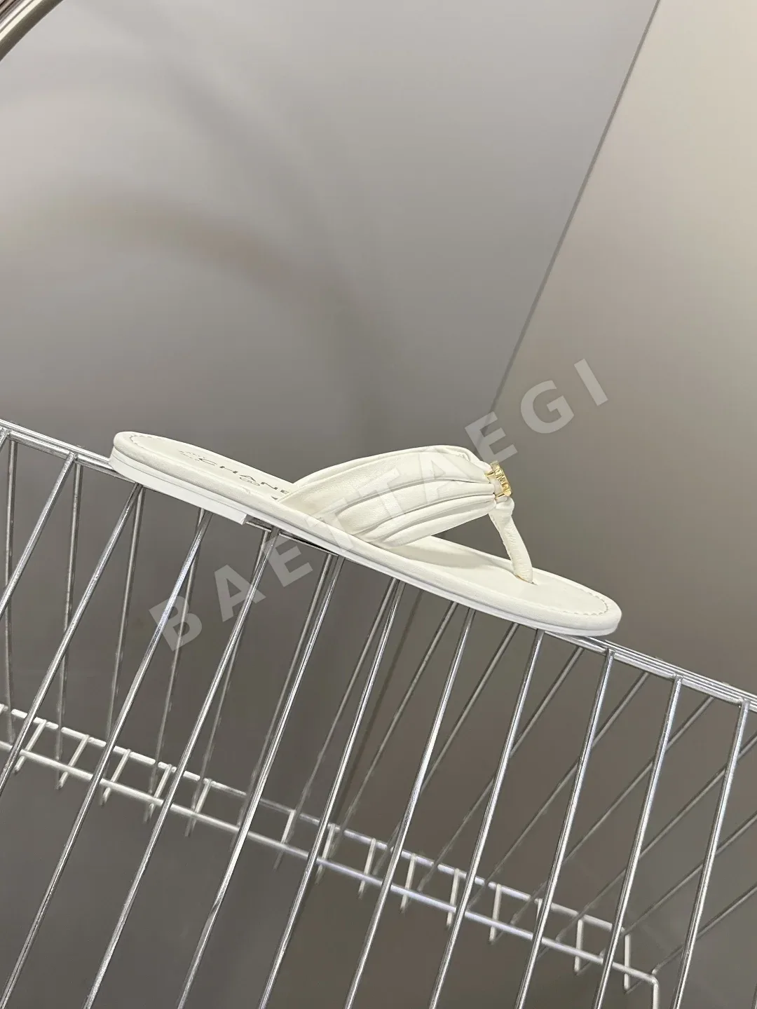 샤넬 골드 더블 C 로고 비치샌들 상세 이미지 5