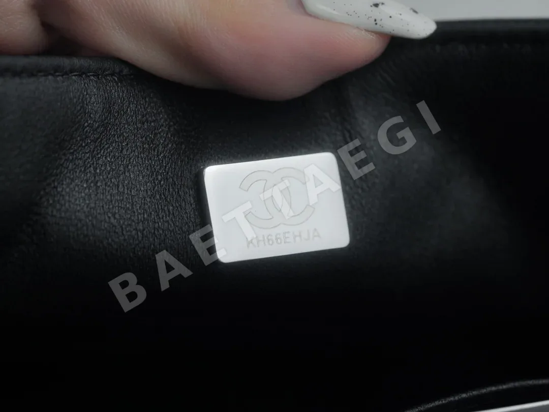 샤넬 블랙 퀼팅 캐비어 클래식 플랩백 실버 하드웨어 상세 이미지 9