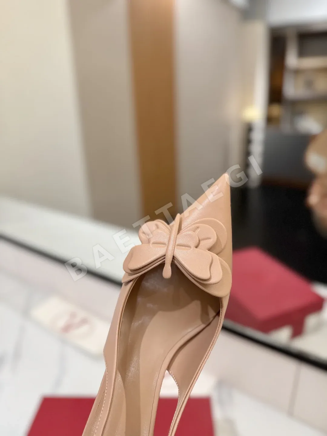 발렌티노 나비 장식 뾰족 앞코 여성 하이힐 상세 이미지 6
