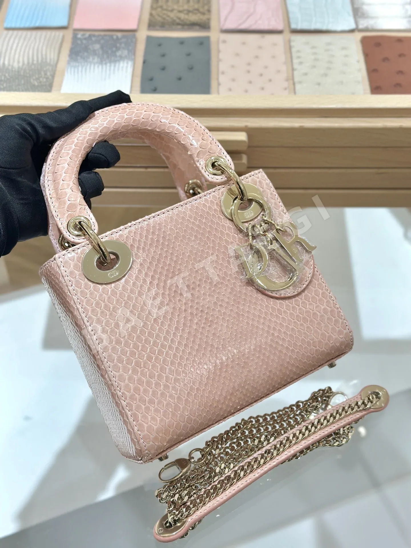 디올 스네이크스킨 파우치 161434