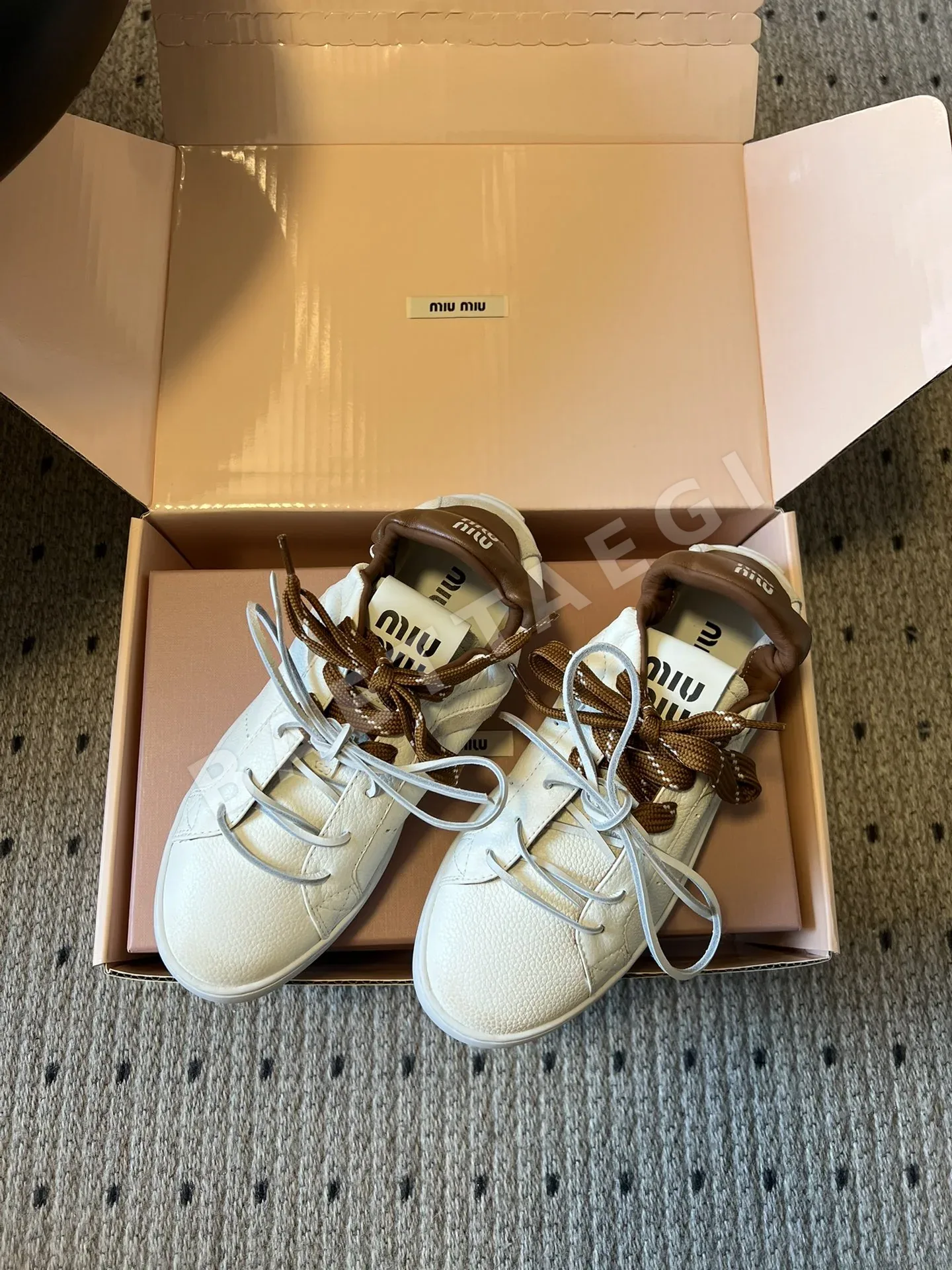 미우미우 리치 패턴 화이트 스니커즈 상세 이미지 2