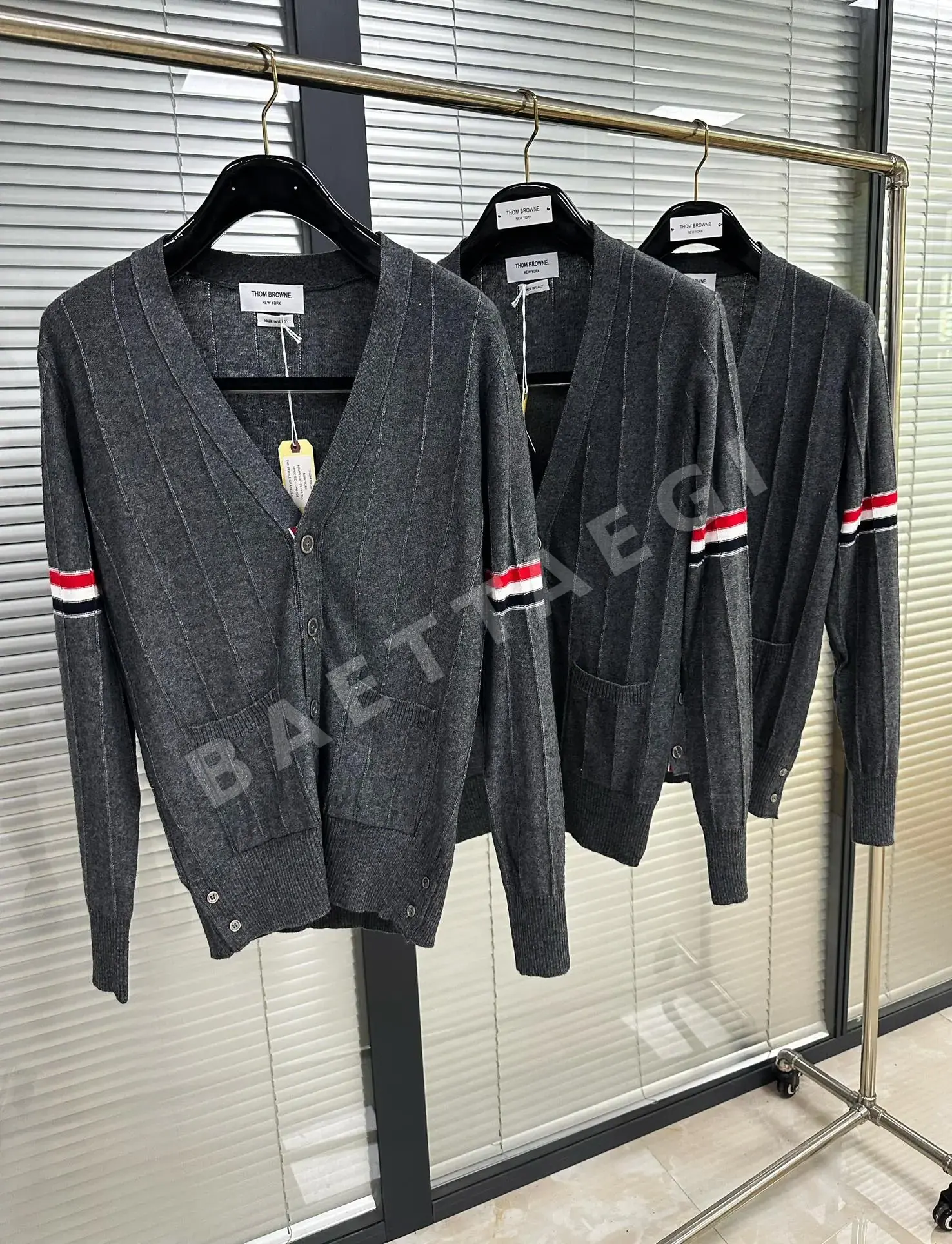 톰브라운 트리콜로르 소매 리버스 케이블 니트 가디건 상세 이미지 3