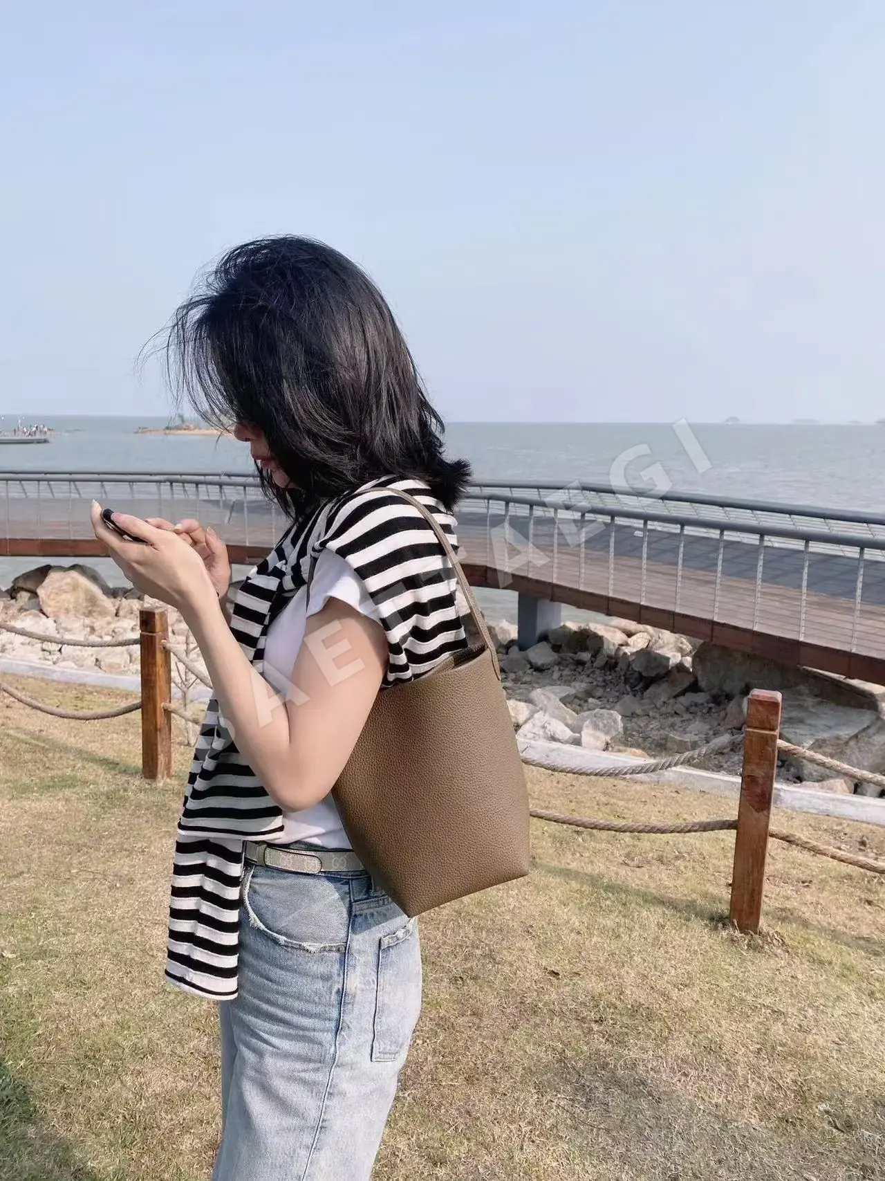 더로우 슬림 스몰 버킷백 상세 이미지 3