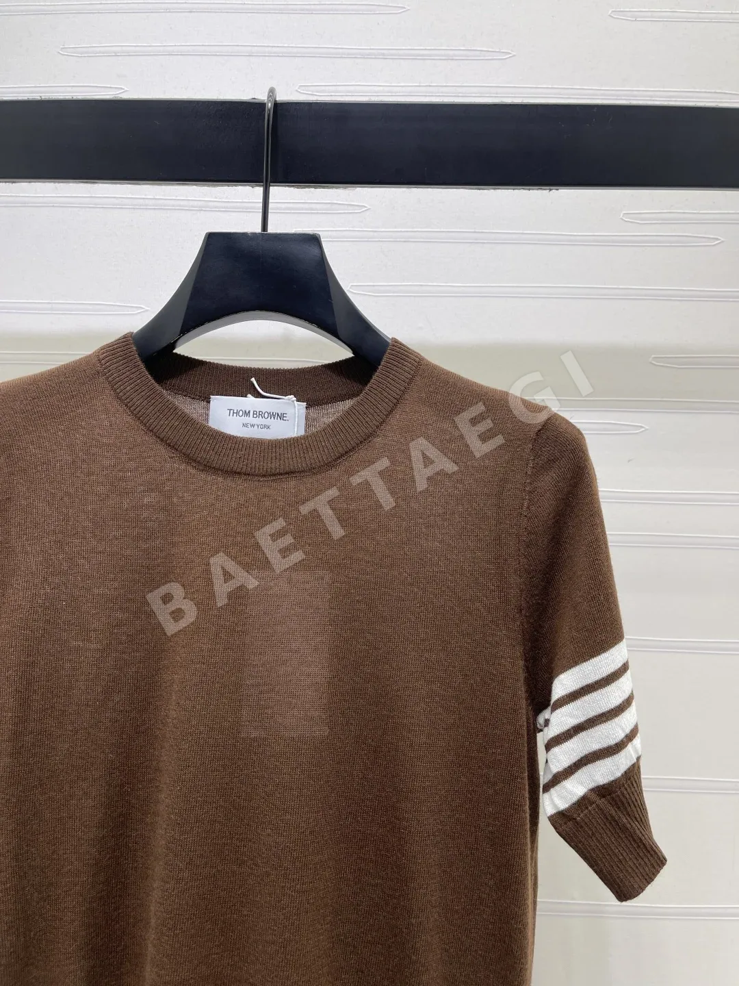 톰브라운 울 크루넥 4바 스트라이프 버튼업 반팔 니트 탑 상세 이미지 2