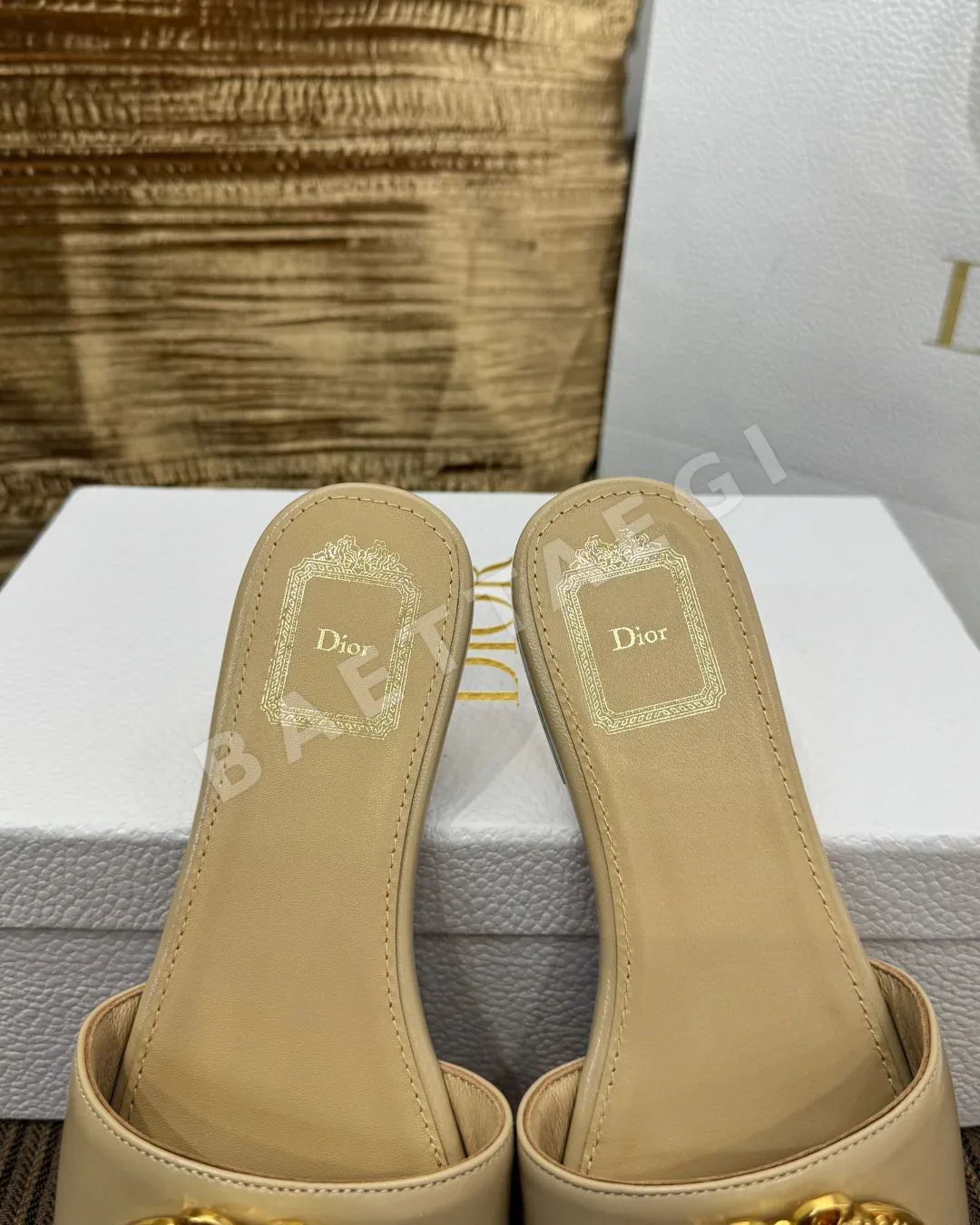 디올 카나주 메탈 버클 램스킨 샌들 상세 이미지 8