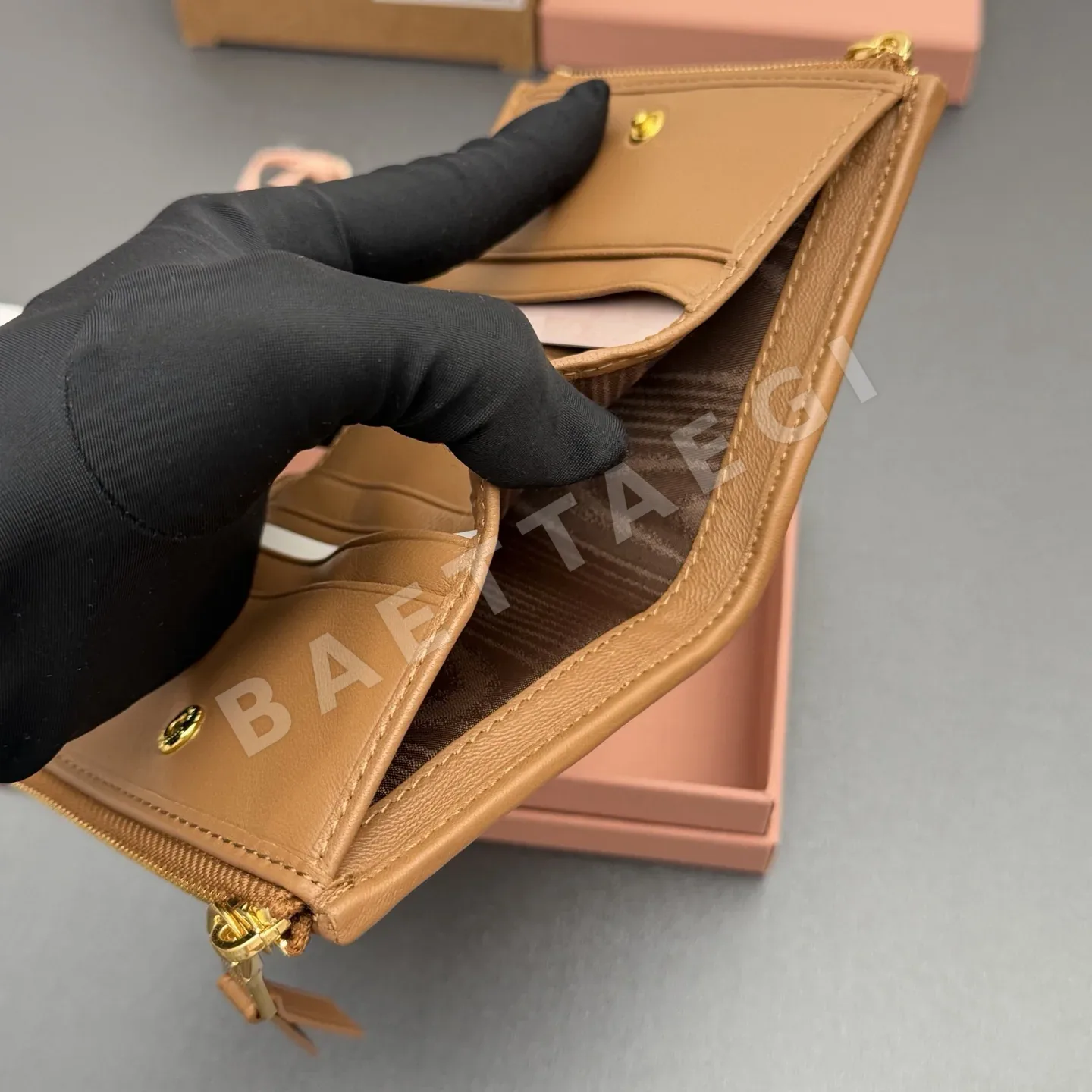 미우미우 매트라세 램스킨 3D 효과 반지갑 상세 이미지 8