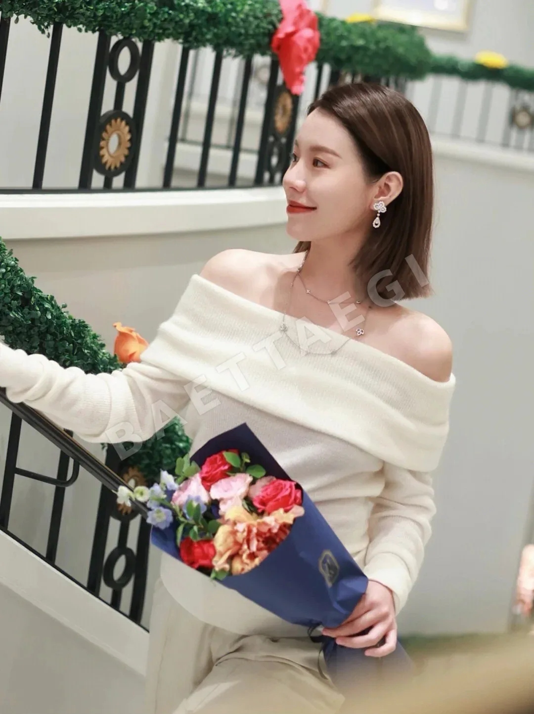 해리윈스턴 루프 다이아몬드 귀걸이 상세 이미지 4