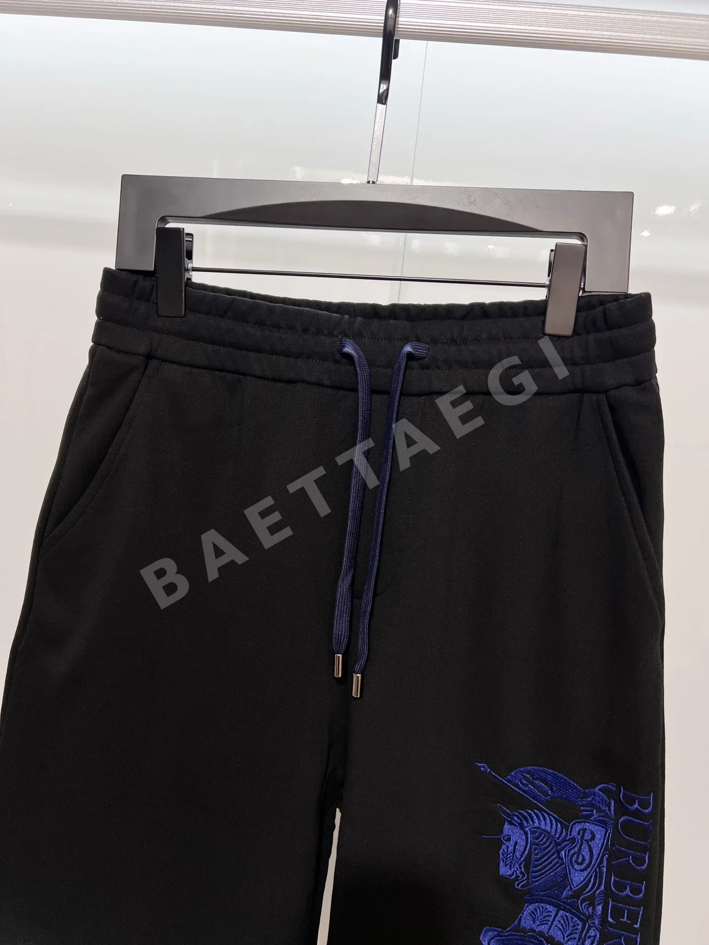 버버리 호스 자수 로고 남성 반바지 상세 이미지 4